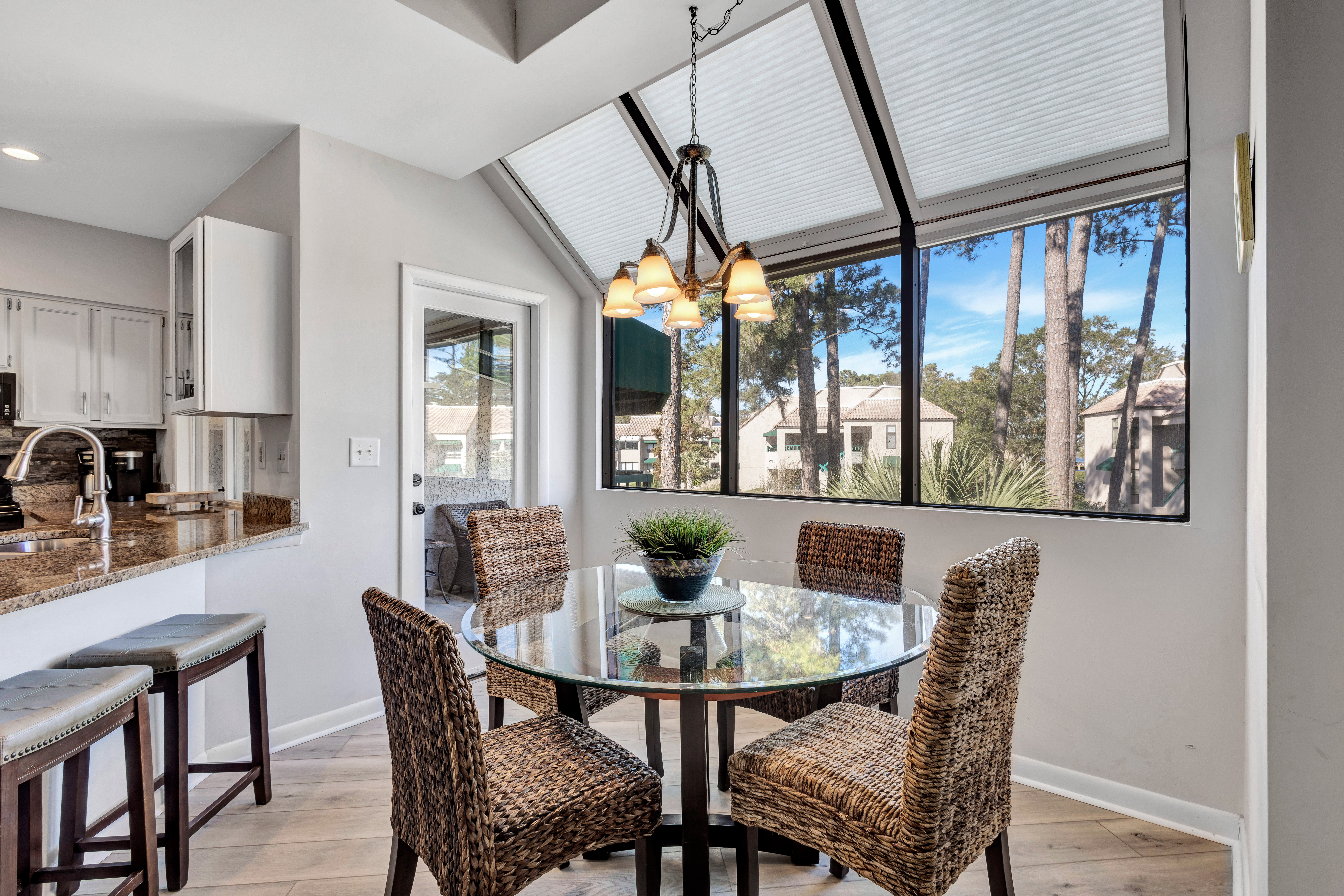 Enjoy the Beach Life Even When Having a Meal