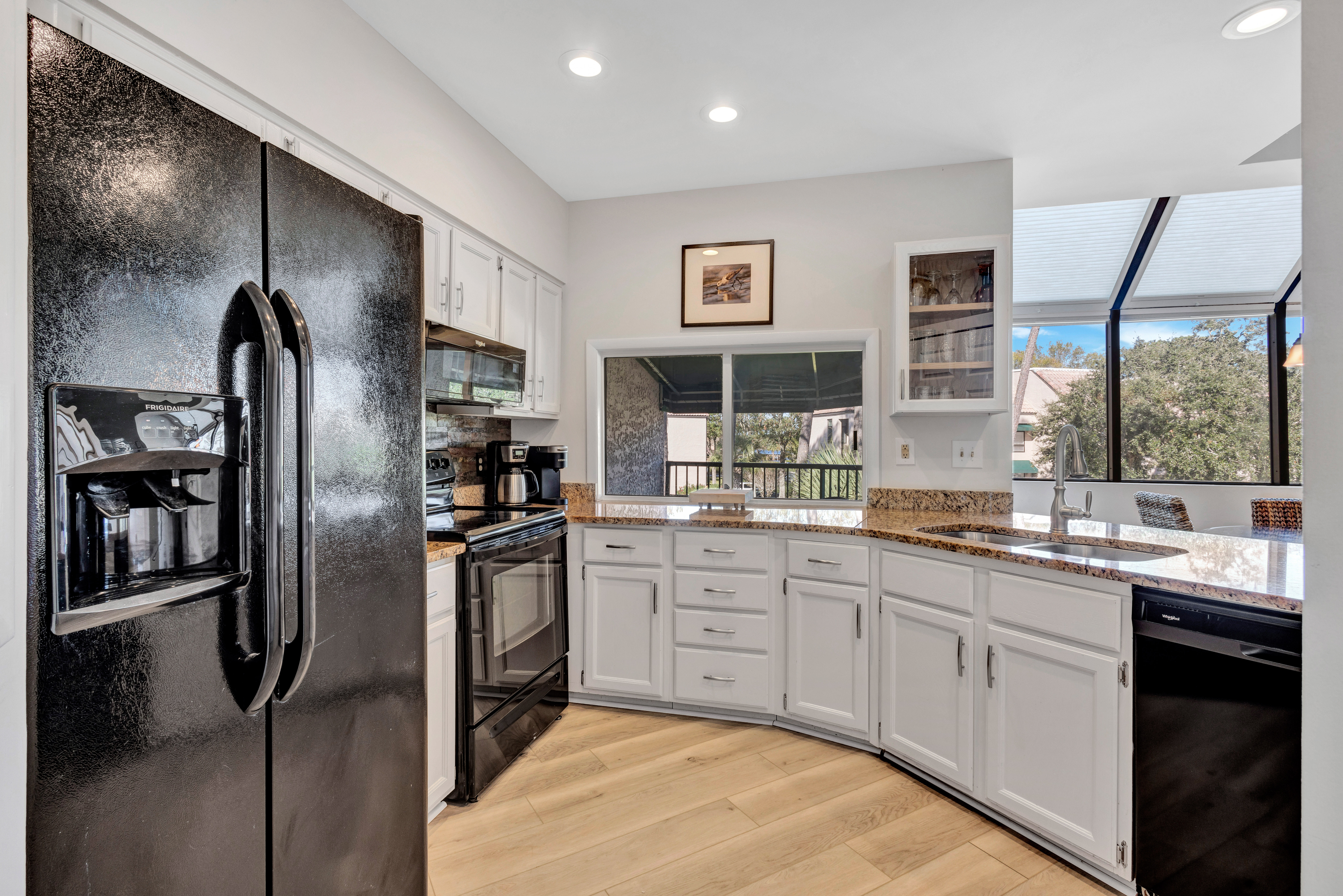 Inviting & Bright Chef\'s Kitchen - Where Every Meal is Your Best