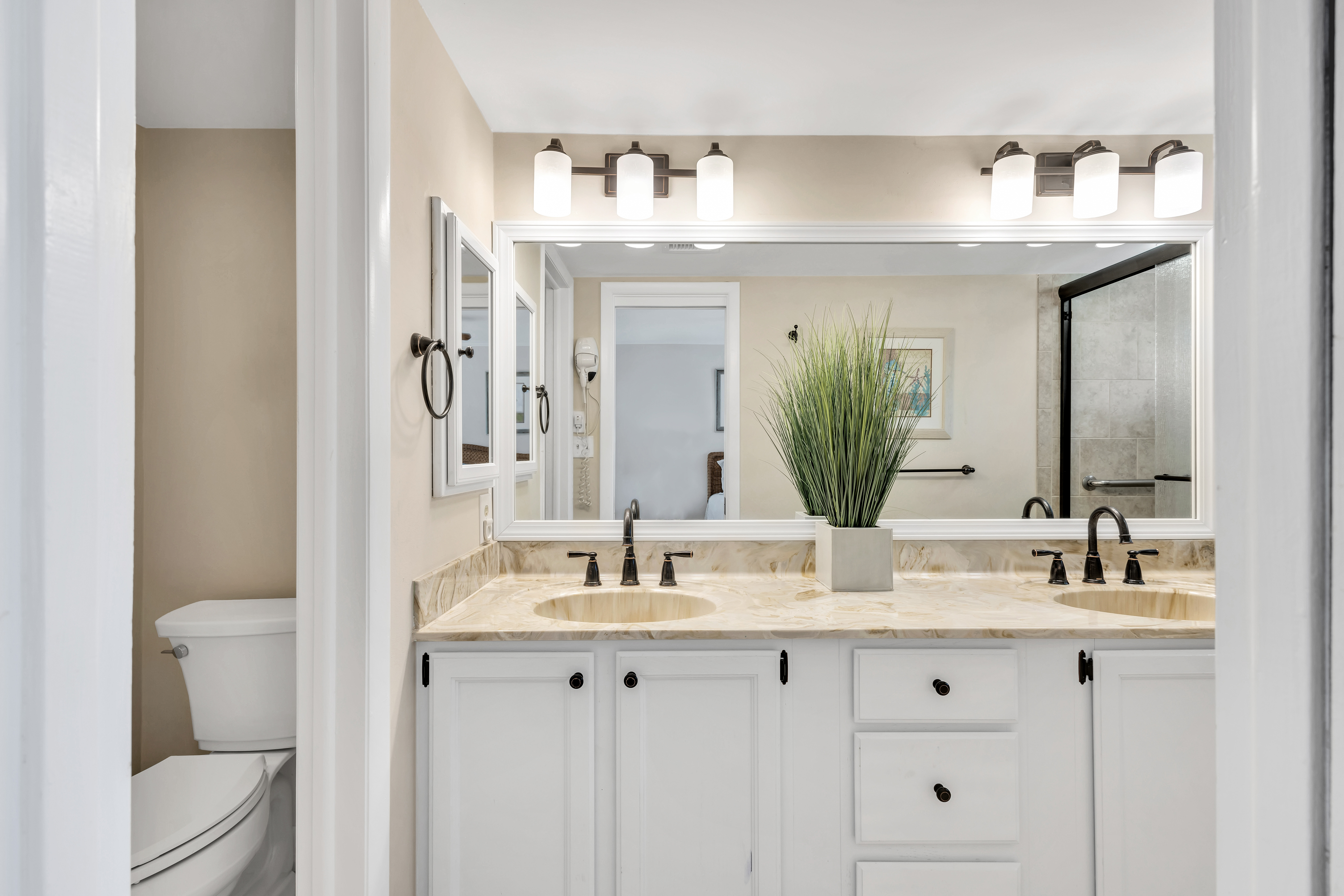 Primary Ensuite - Modern & Bright