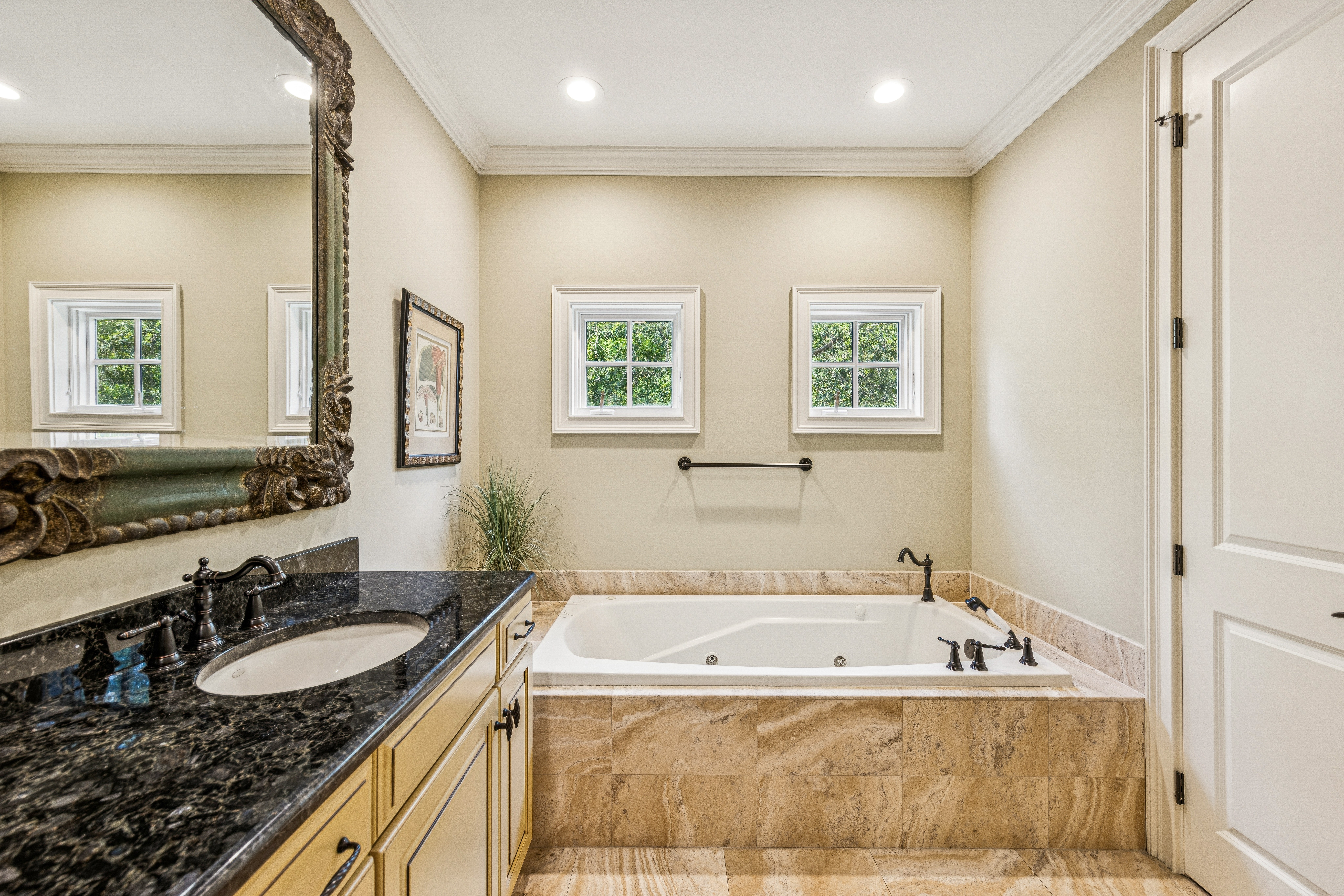 Large Tub - Perfect Space to Get Away