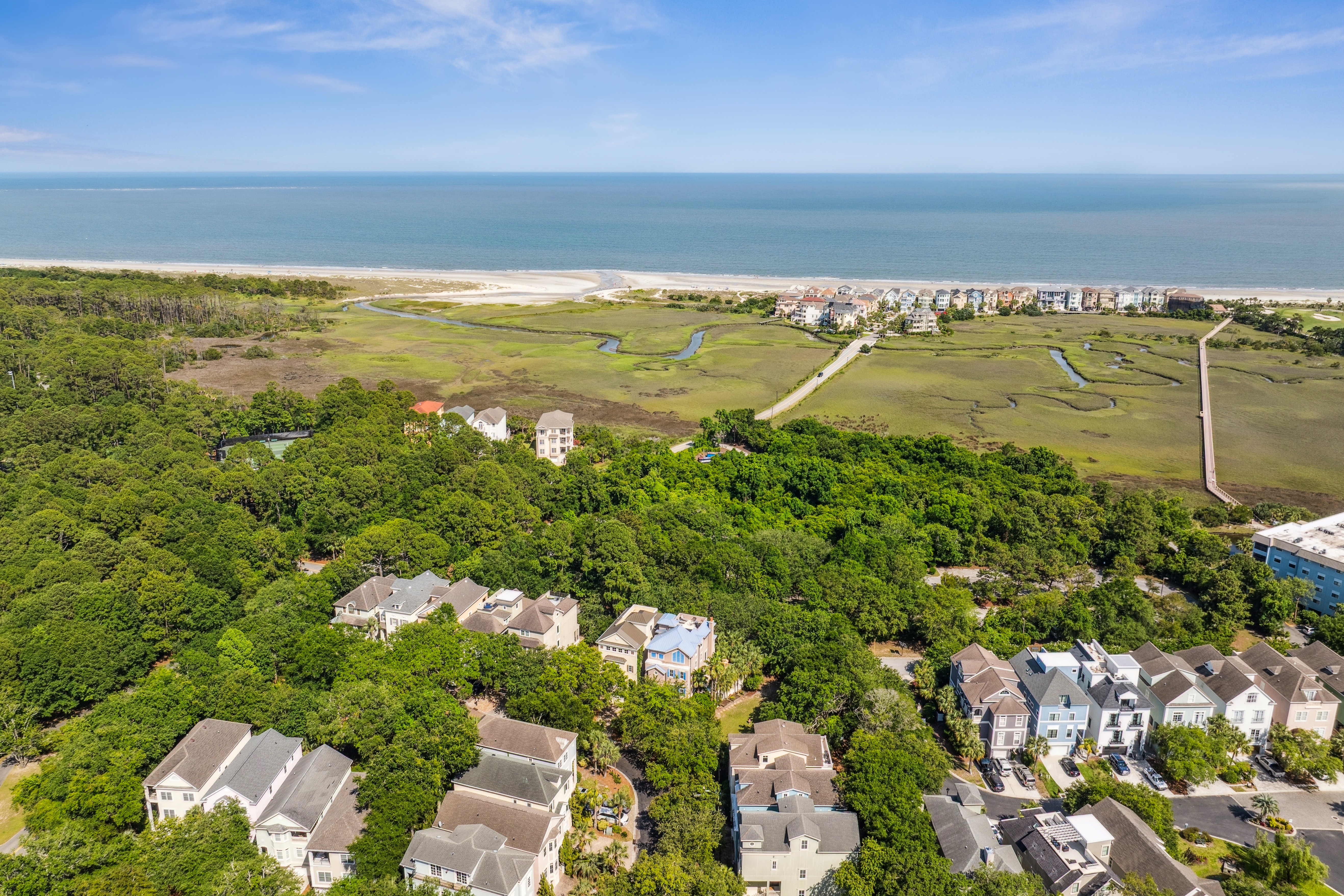 Close to Beach & Public Tennis Courts