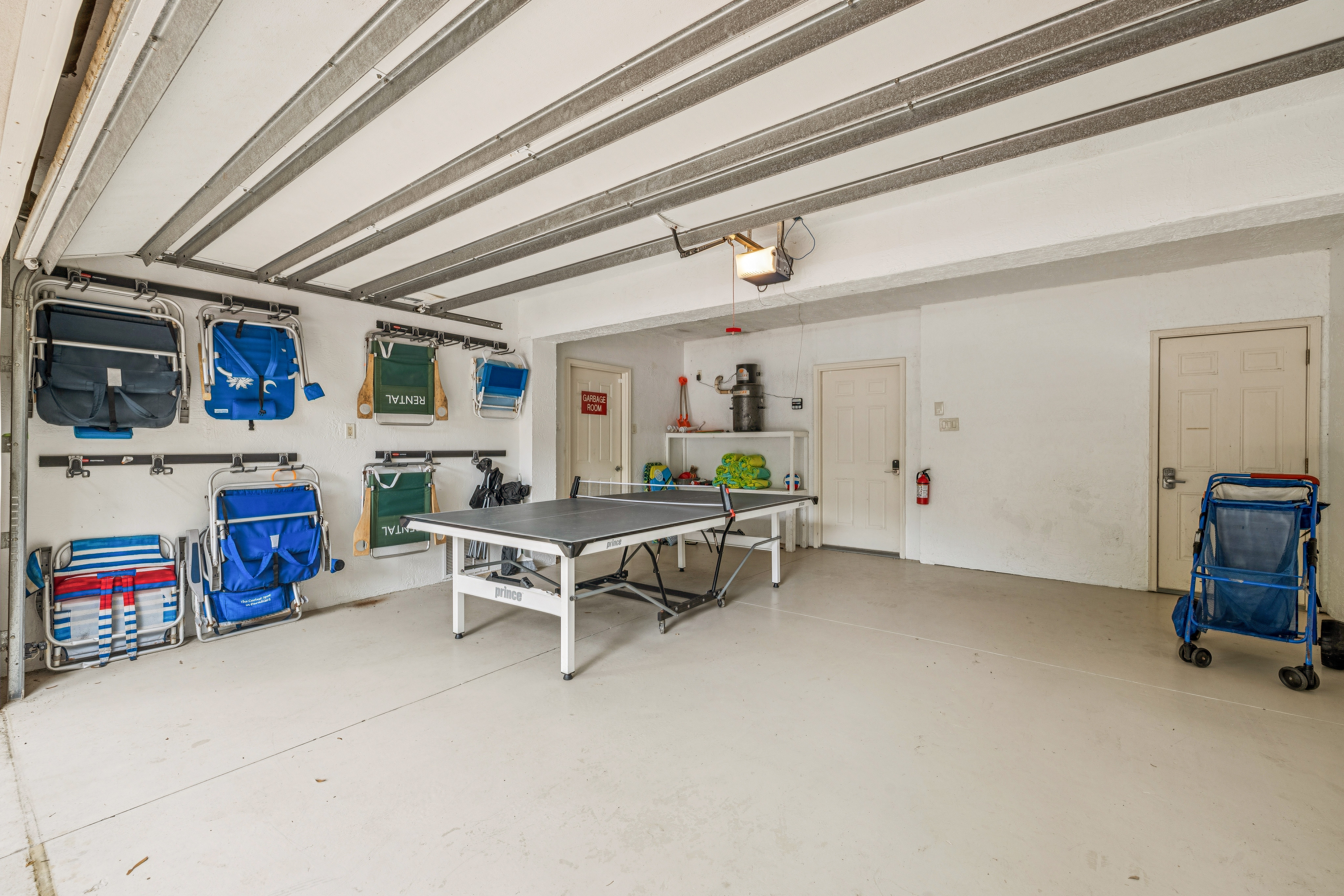 Spacious Garage with Table Tennis