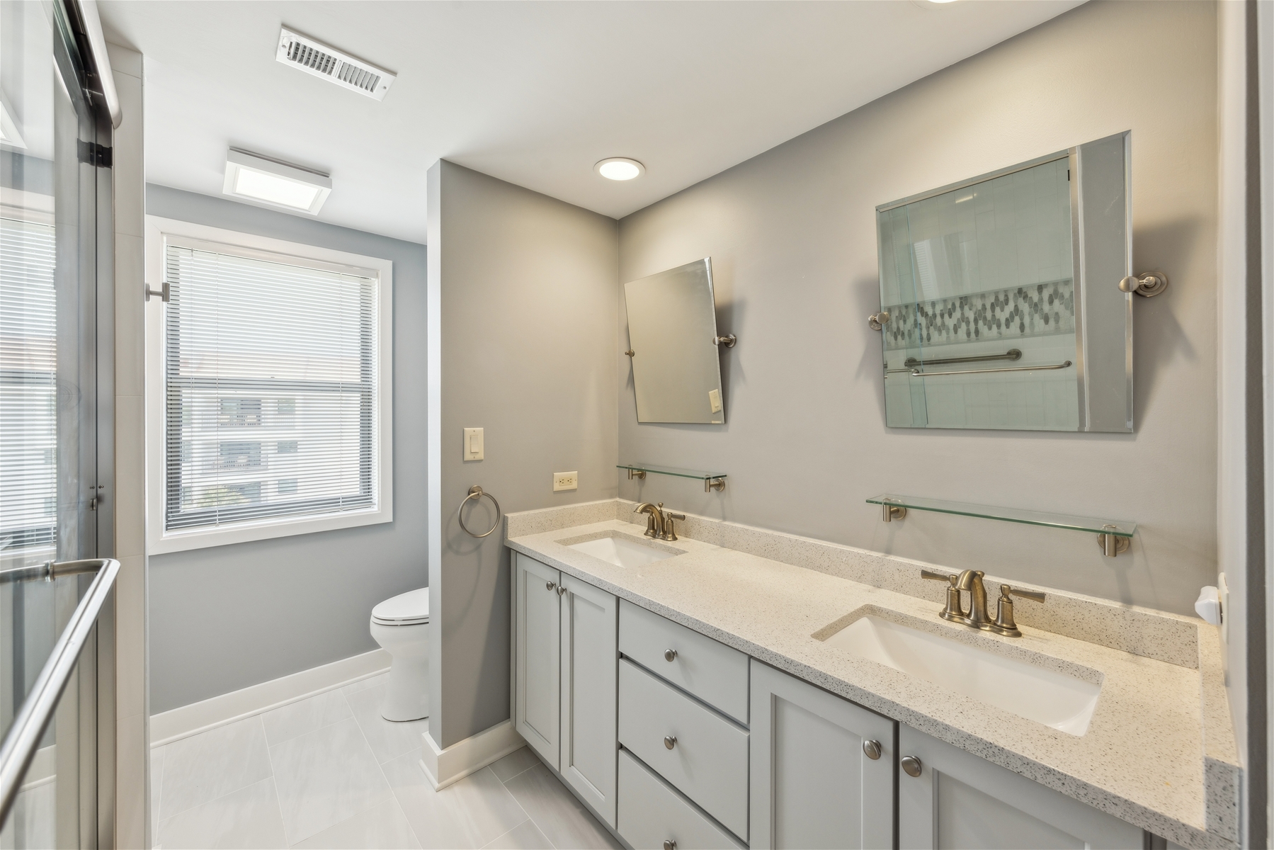 Modern Bathroom With Sleek Finishes