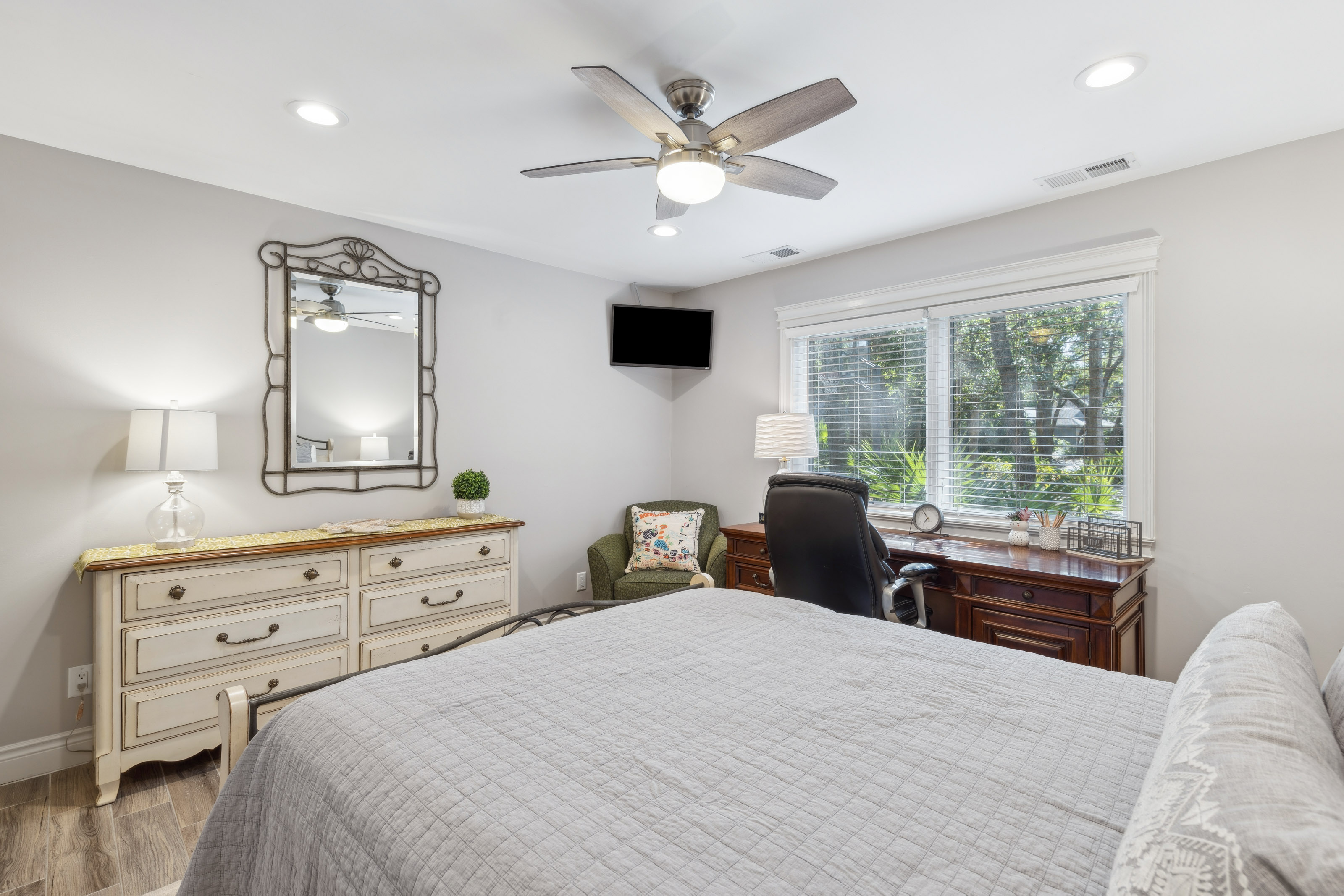 Versatile Third Bedroom: Perfect for Office Space or Guests