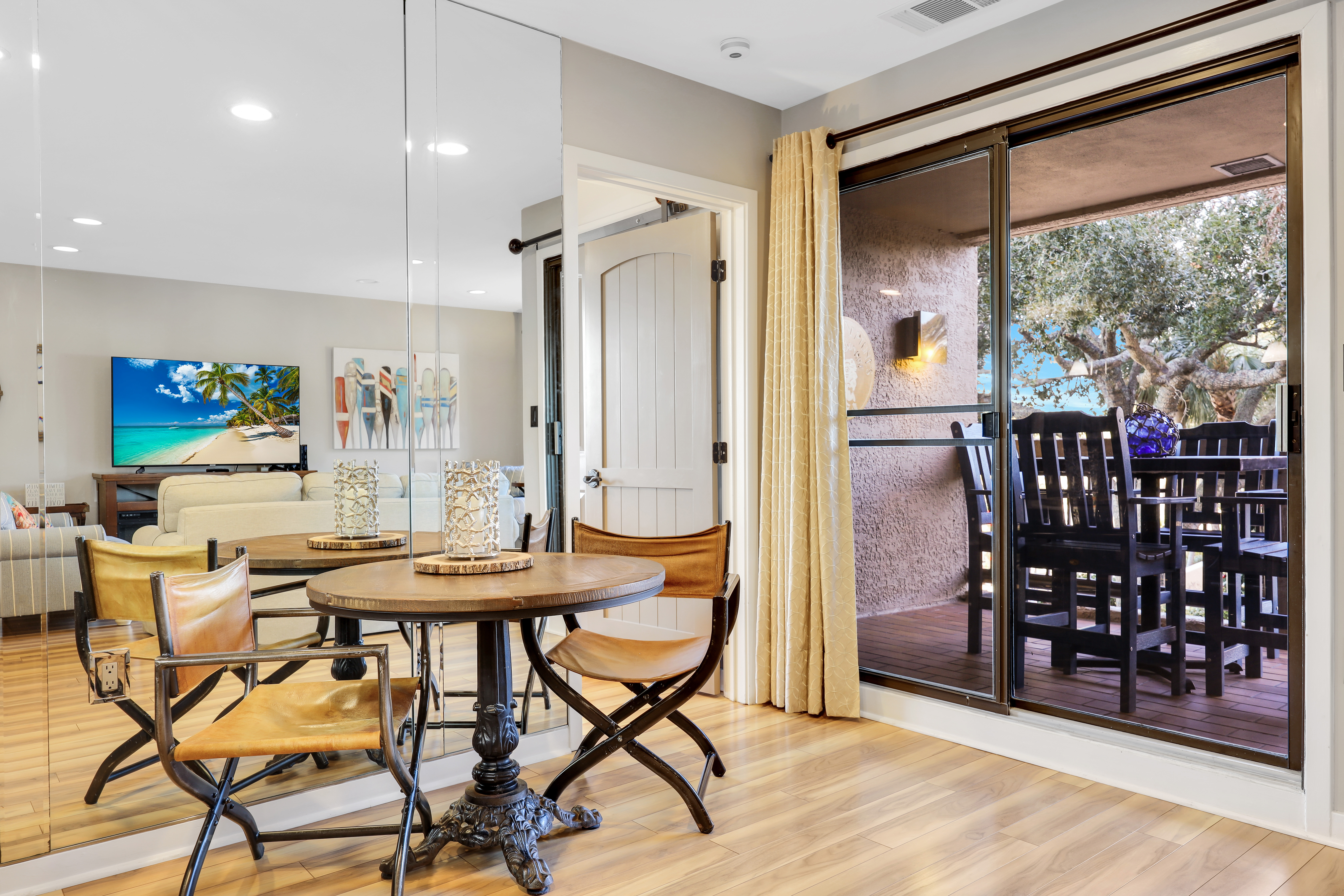 Parisian Cafe Vibes at Your Fingertips