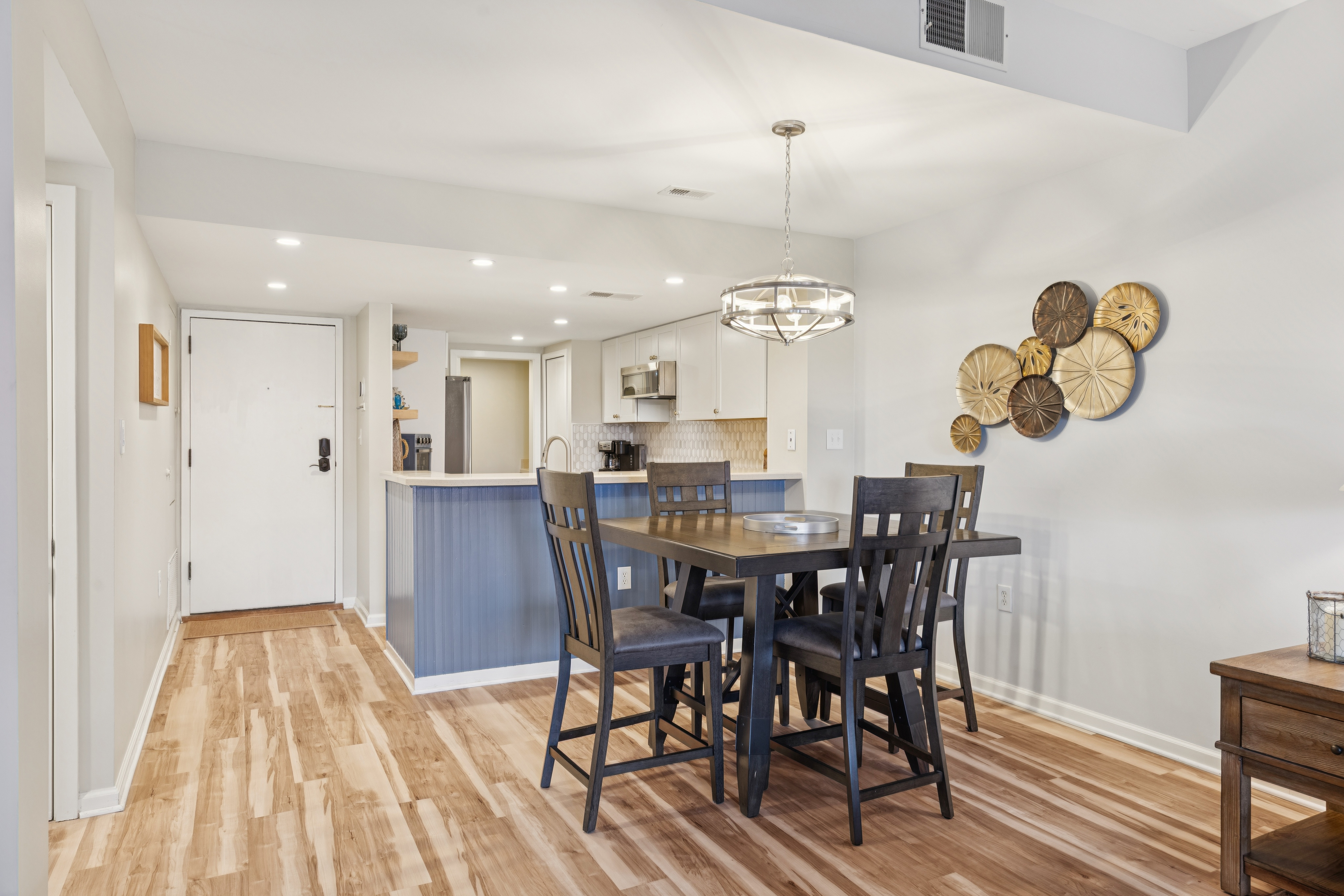 Open Layout Connecting Dining Are with Kitchen