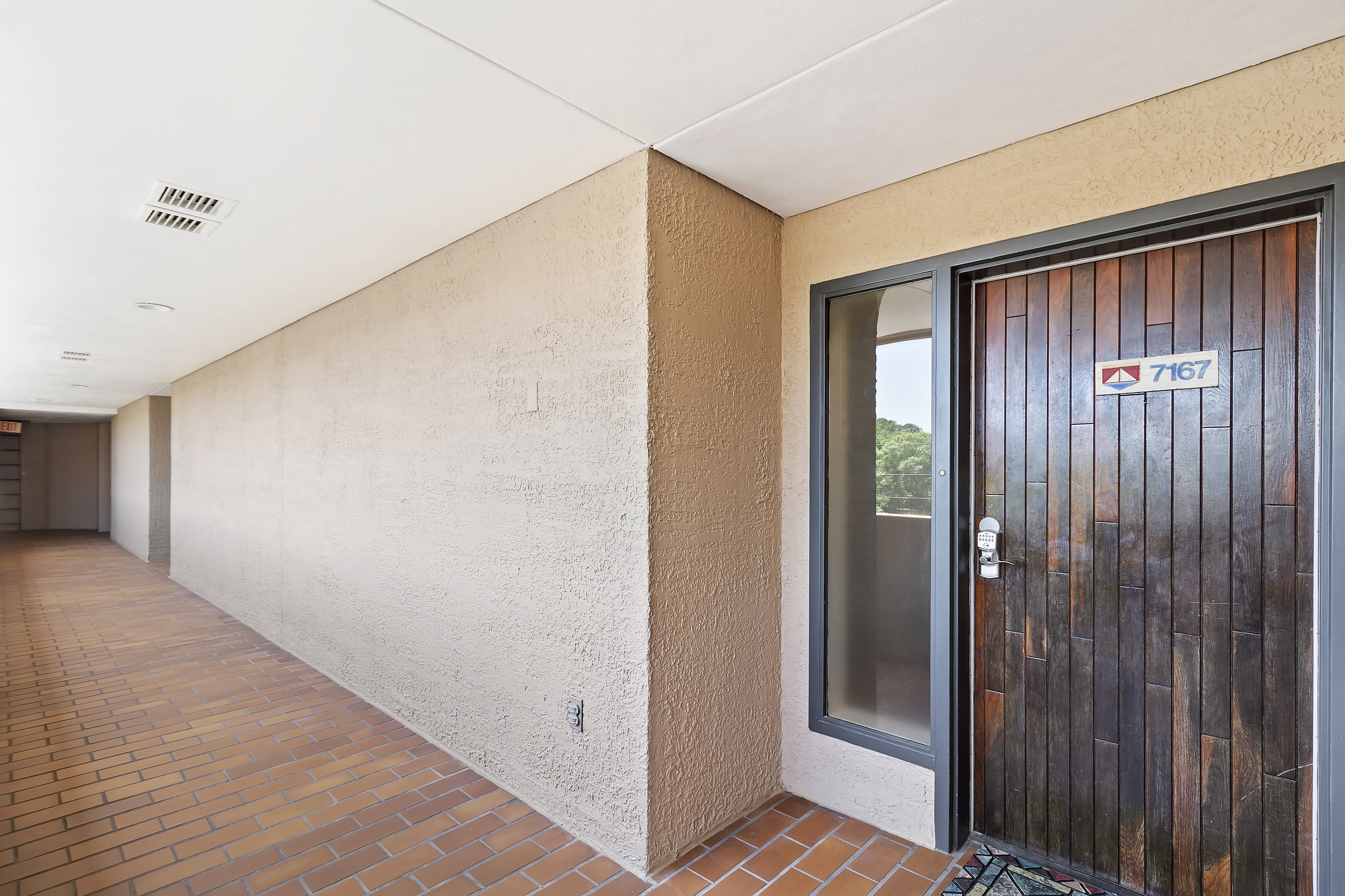 Villa\'s Front Door - Spacious & Inviting 