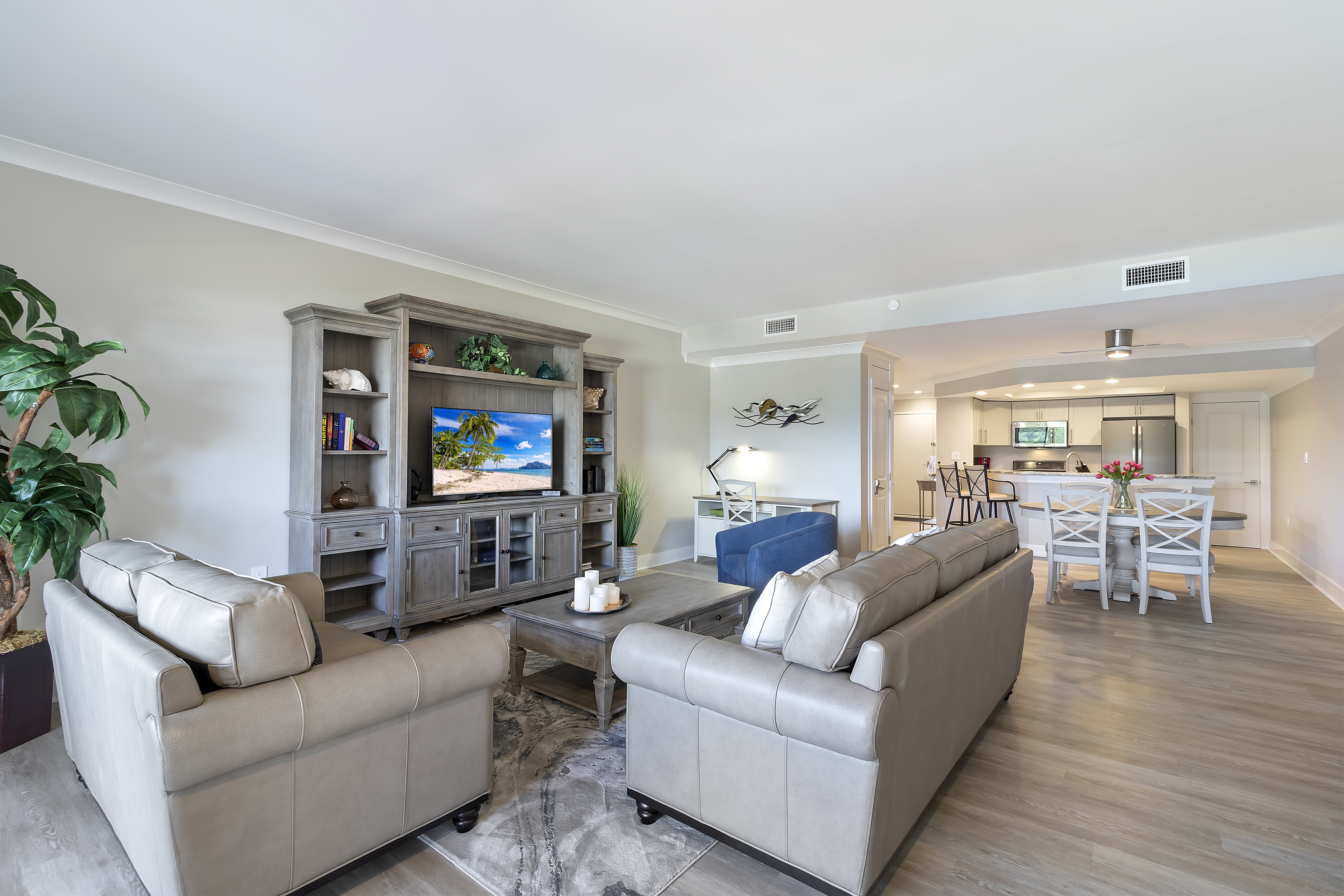 The Coastal Lounge - Light, Airy, & Steps Away from the Marina