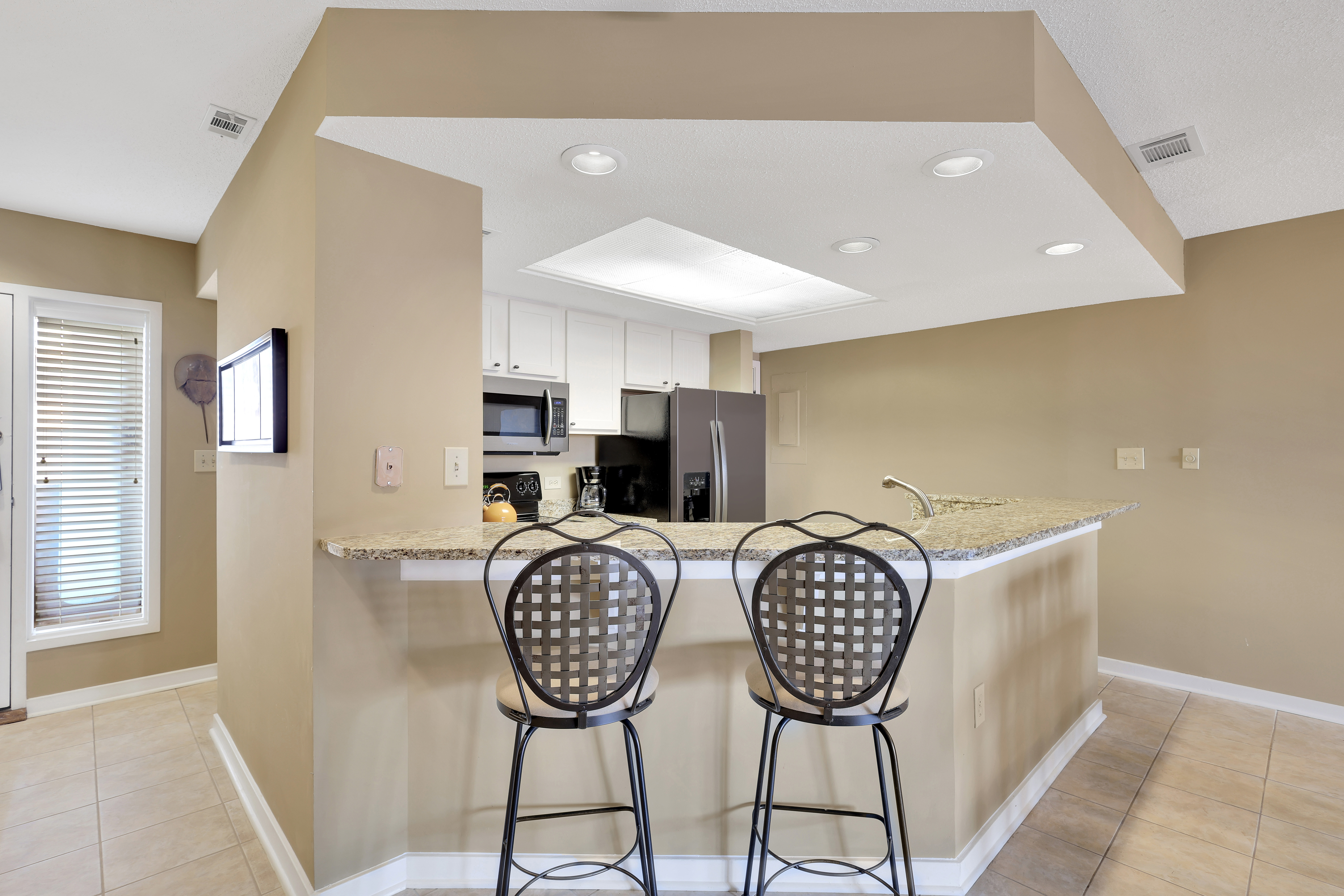 Bright & Modern Kitchen Bar