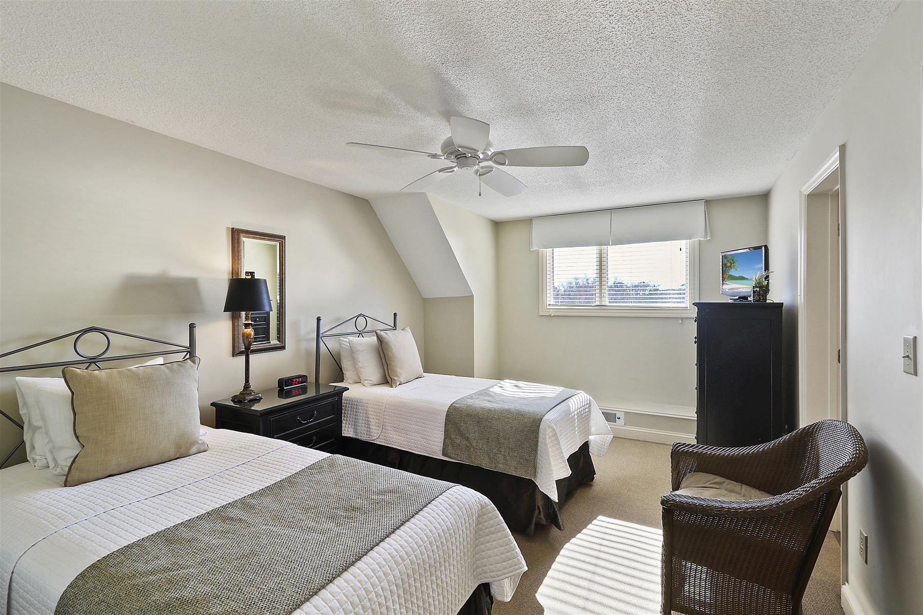 Secondary Bedroom in a Coastal Retreat - Perfect for Kids or You