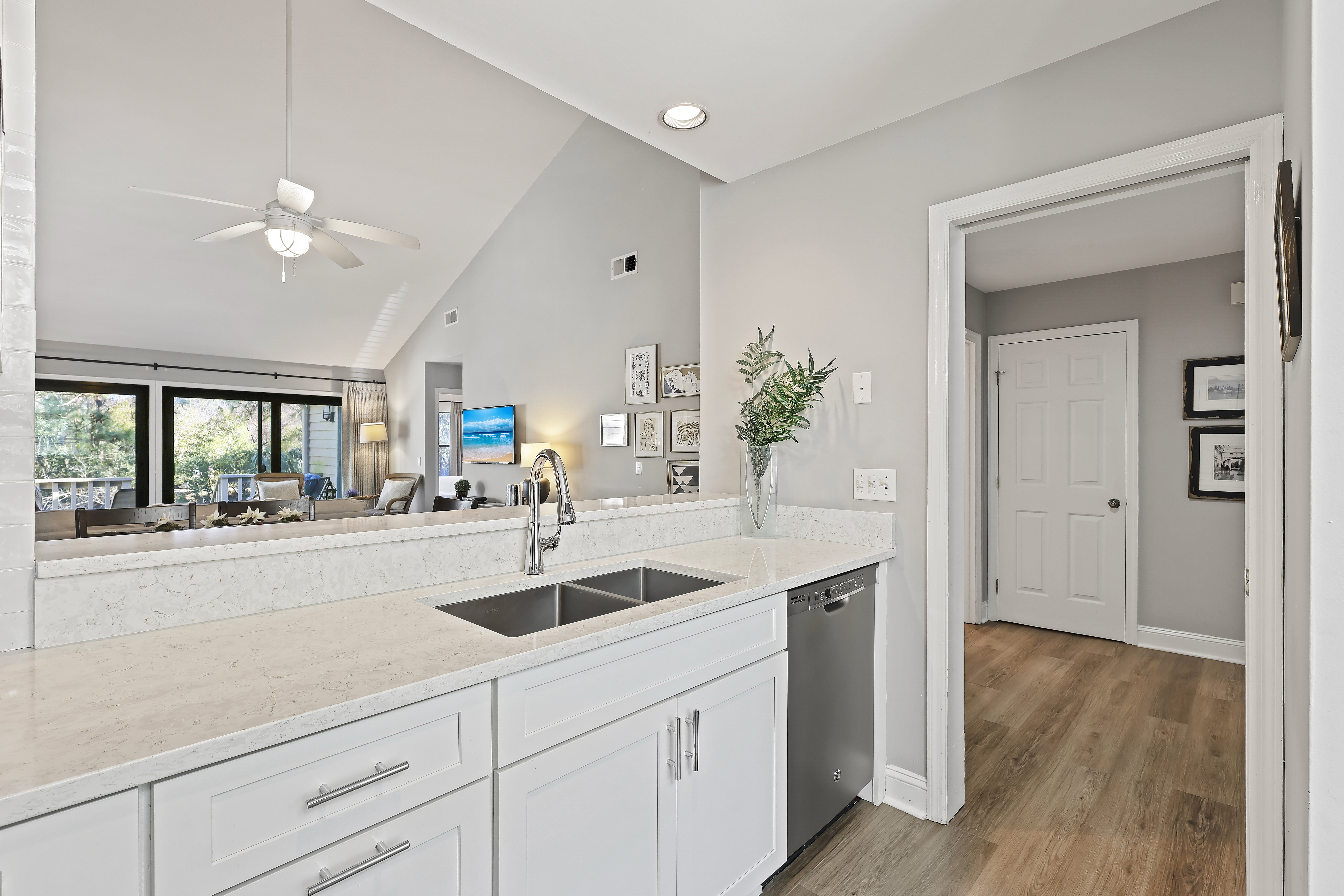 Quartz Counertops In This Bright Beautiful Kitchen
