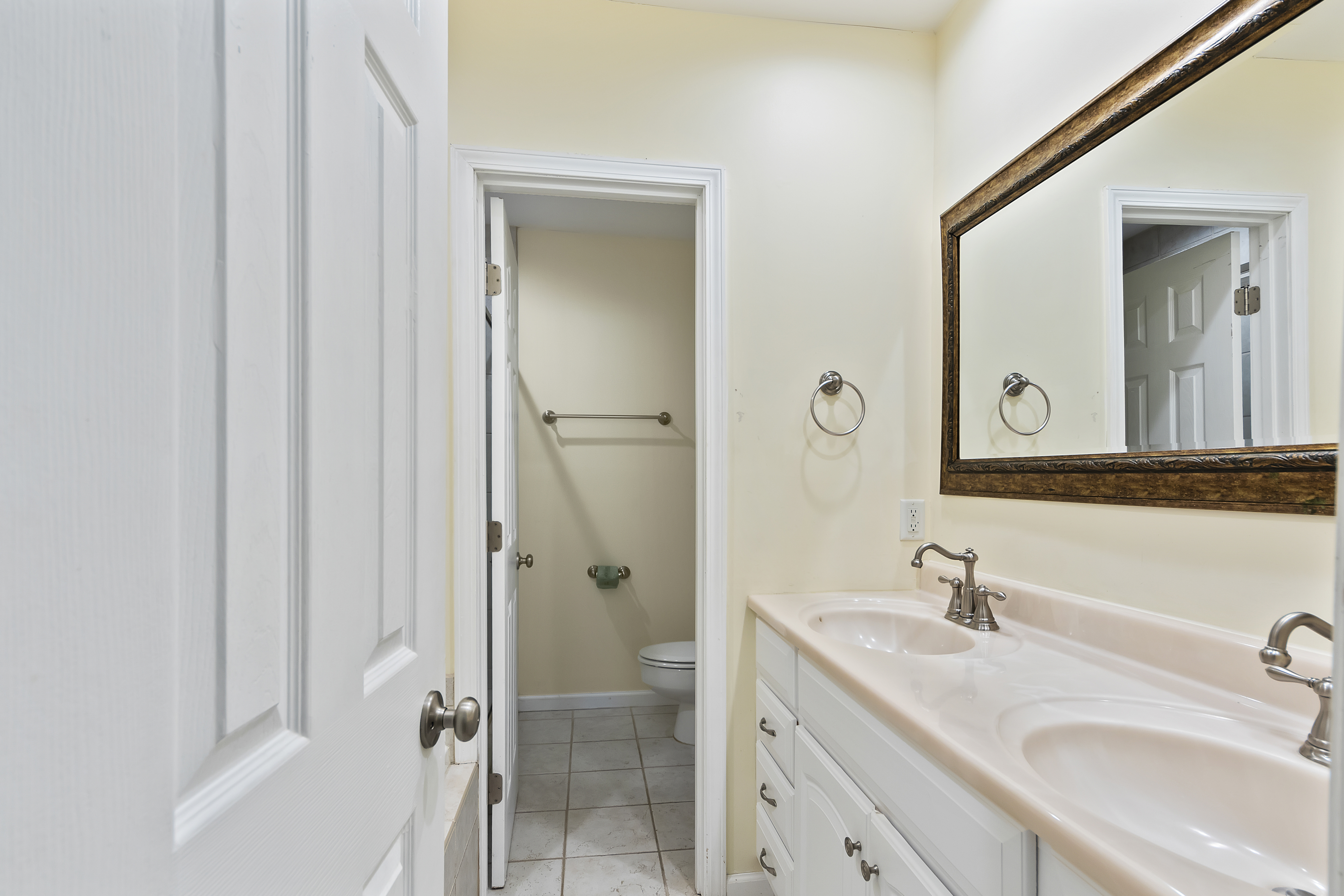 Spa-Like Bathroom with a Soaking Tub and a Walk-In Shower
