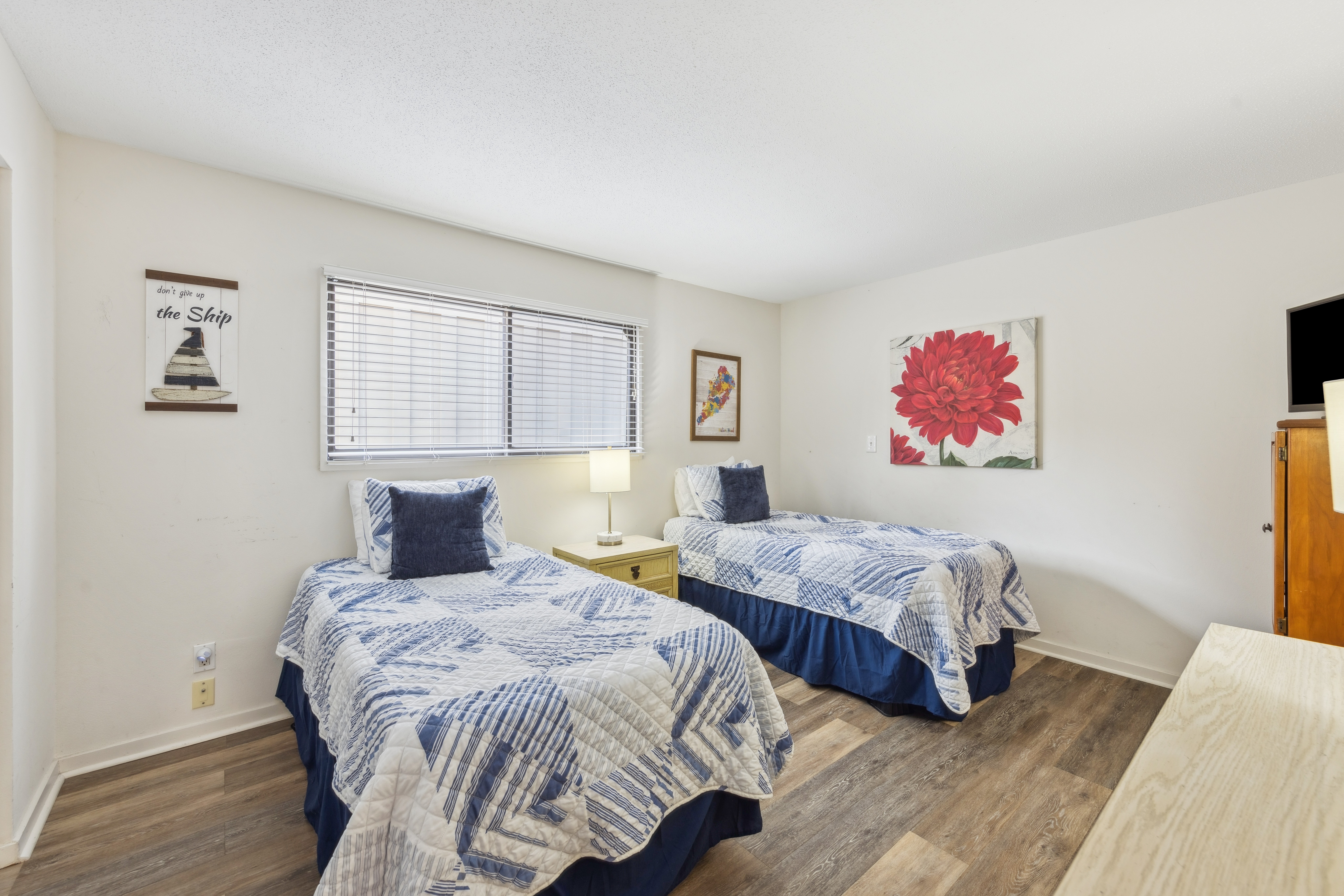 Contemporary Secondary Bedroom - Great for Kids