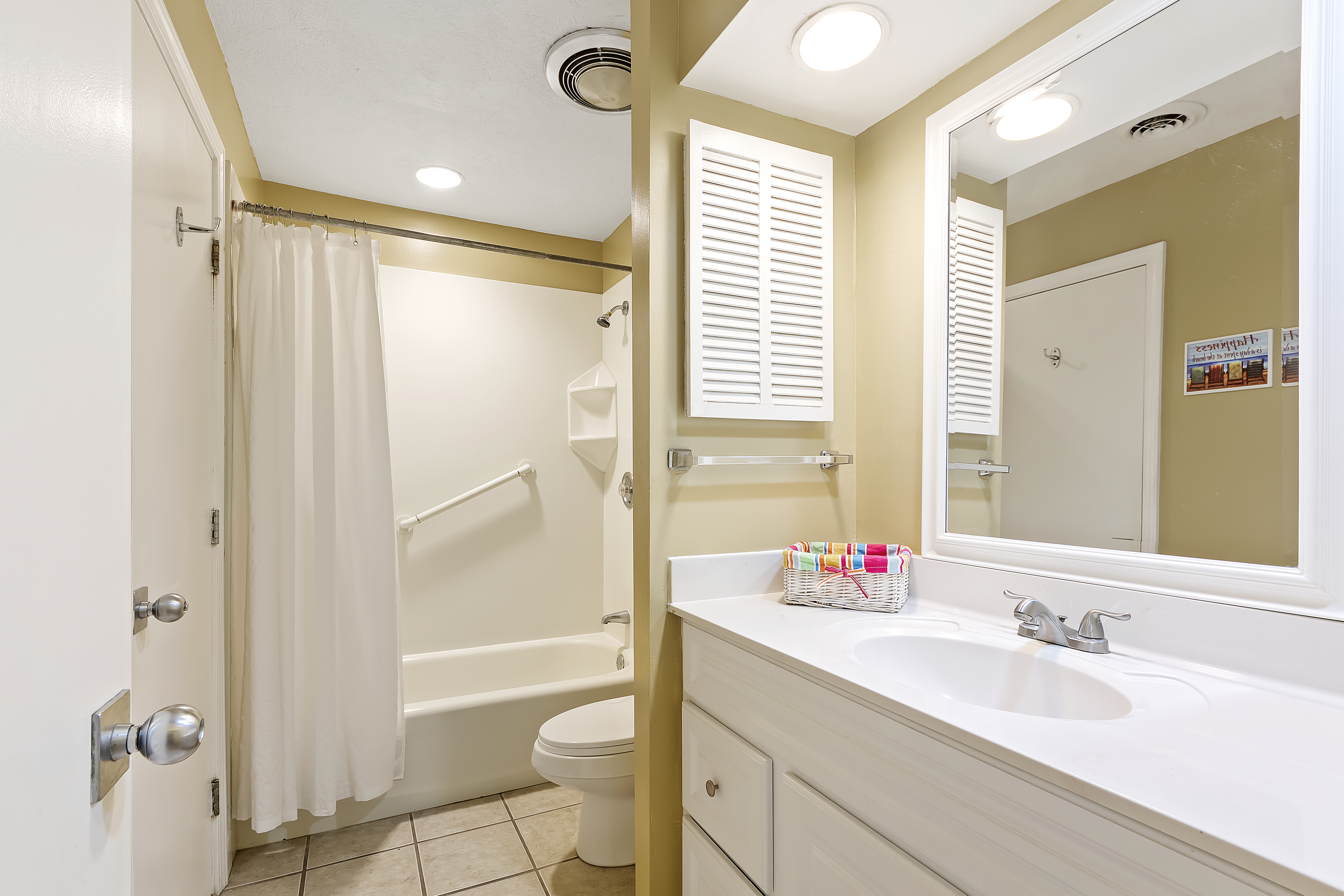 Secondary Bathroom on the First Floor: Perfect for Hosting Guest