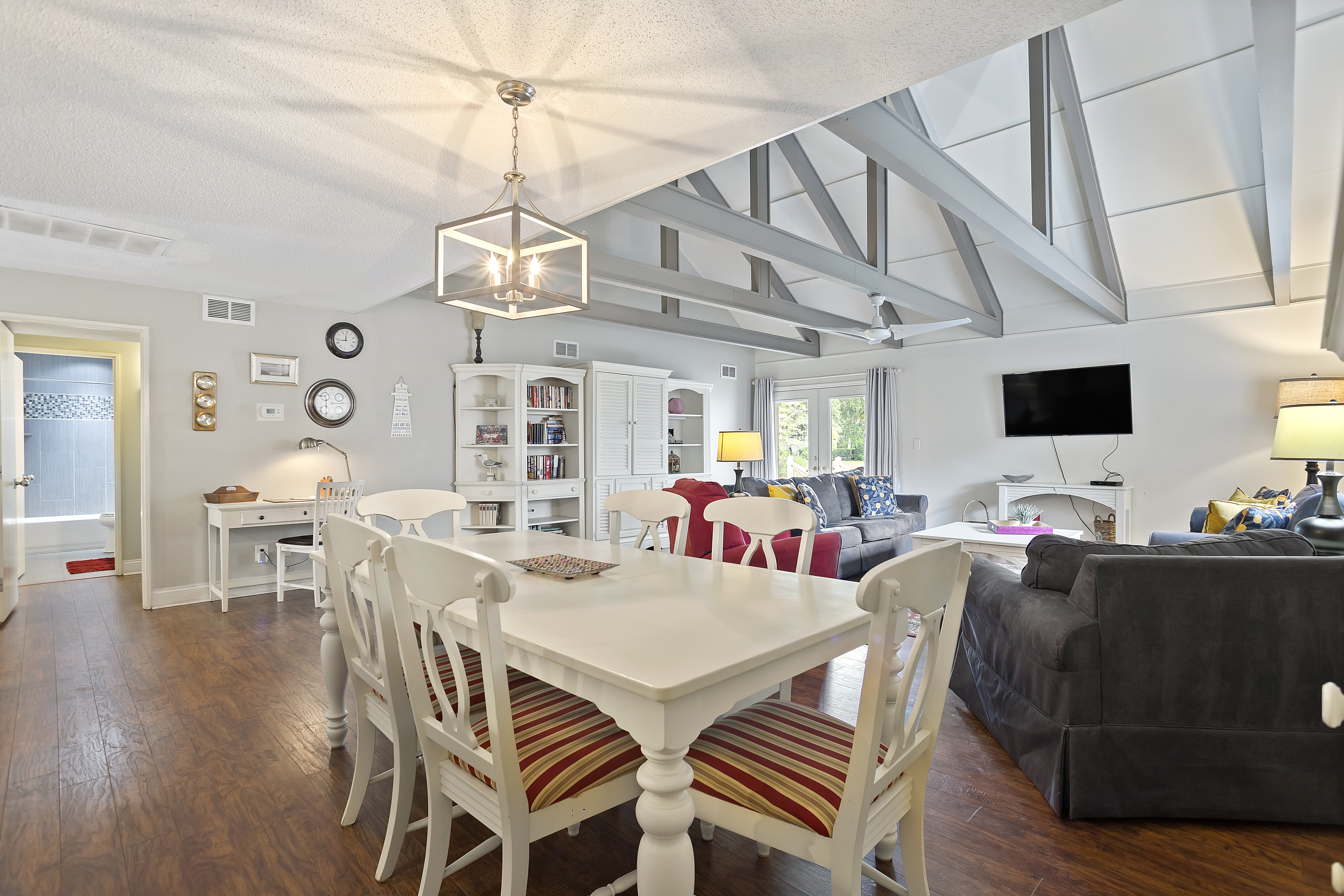 Dining Room for the Whole Family - Bright & Spacious