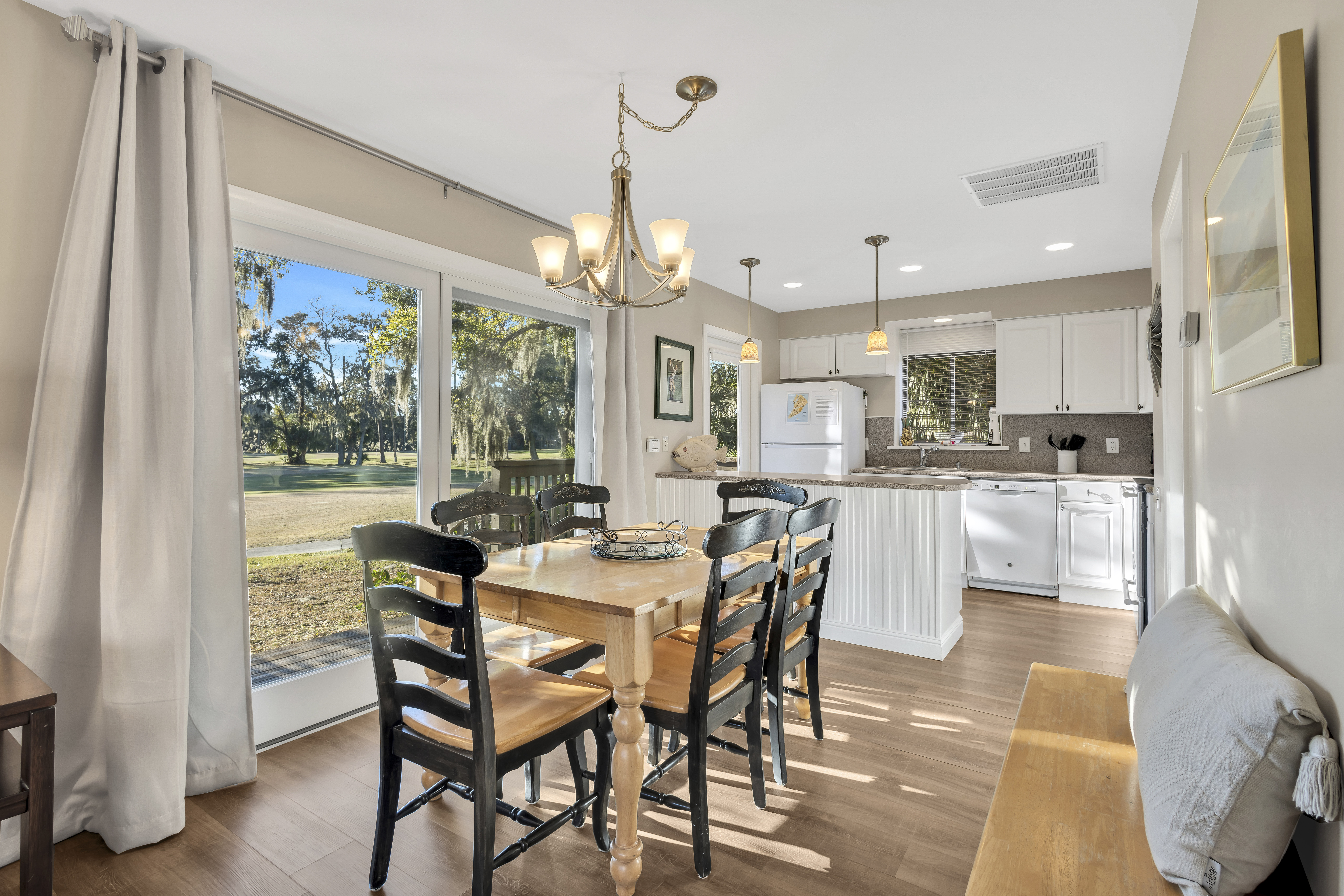 Dining Area: Perfect Dinner Spot