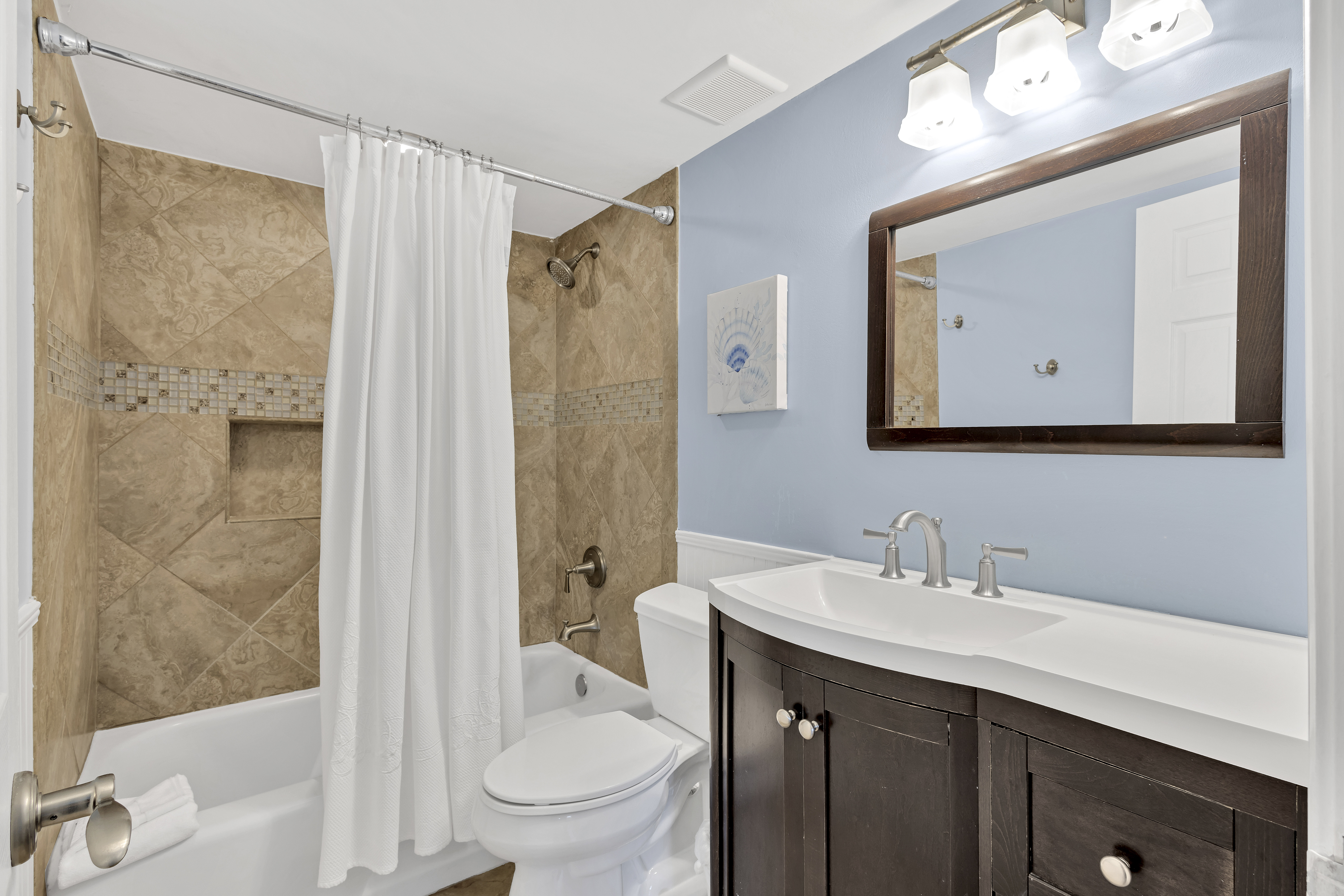 Bathroom 2: Shared Full Bath