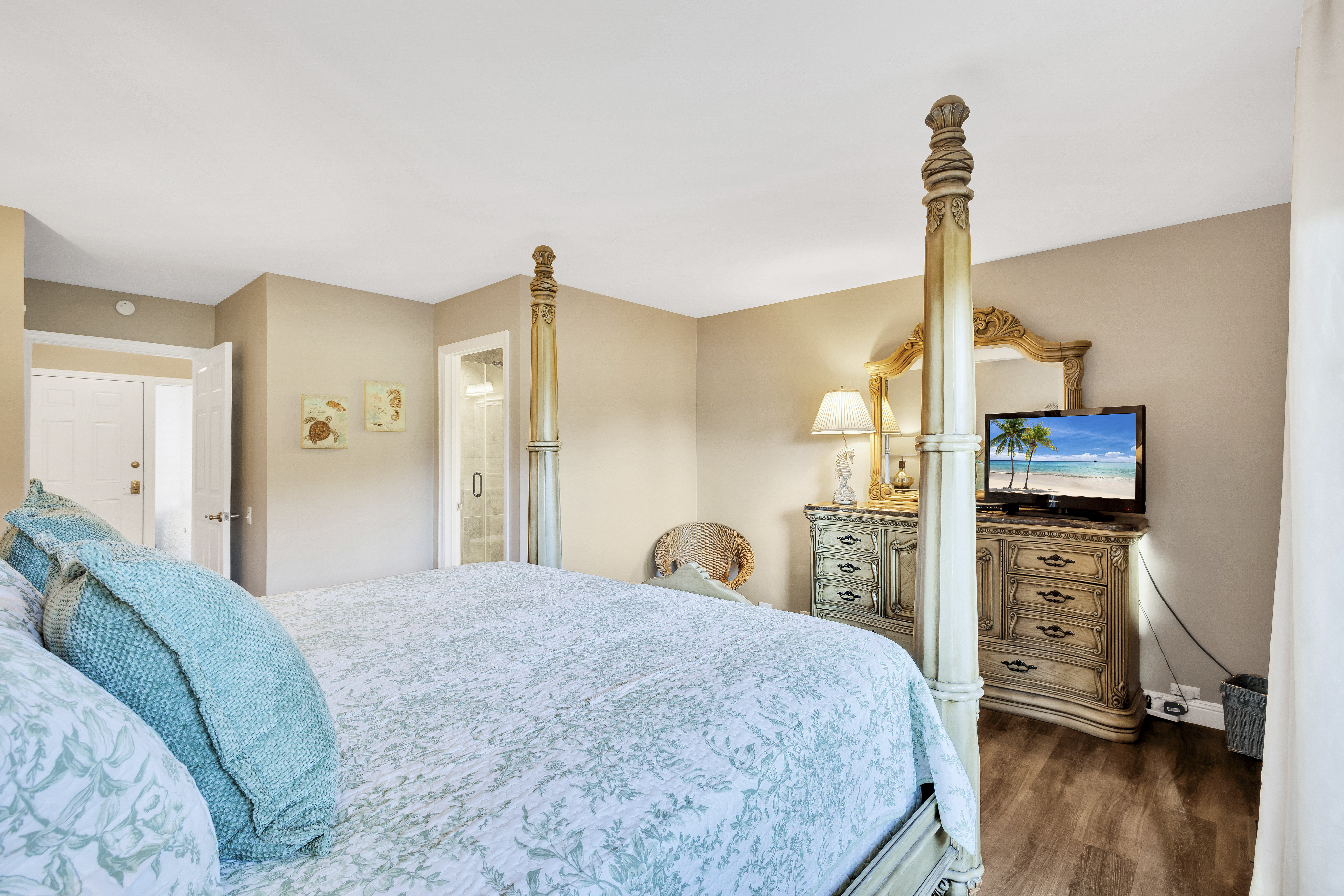 Primary Bedroom: Large Private Space