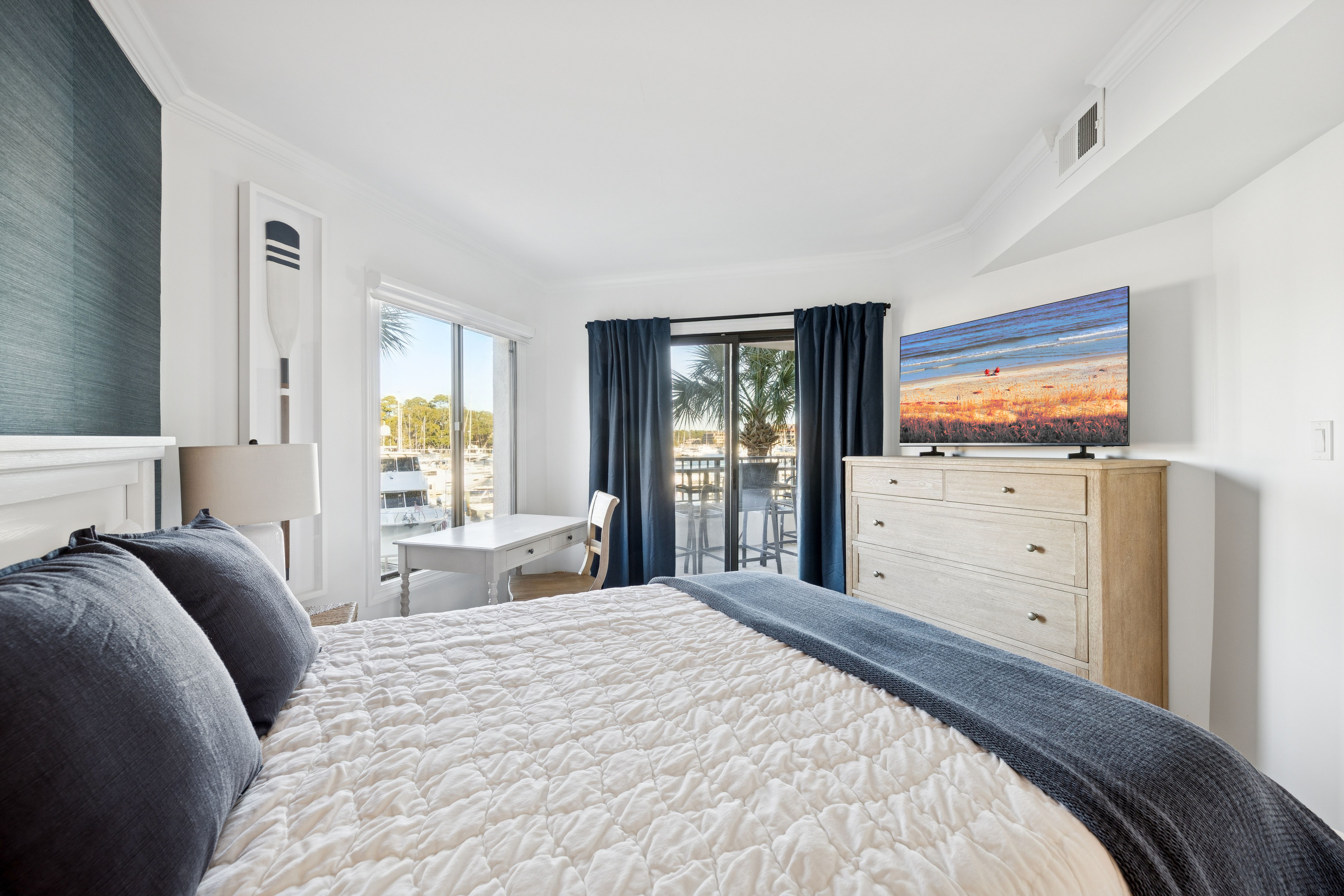 Secondary Bedroom with a Balcony