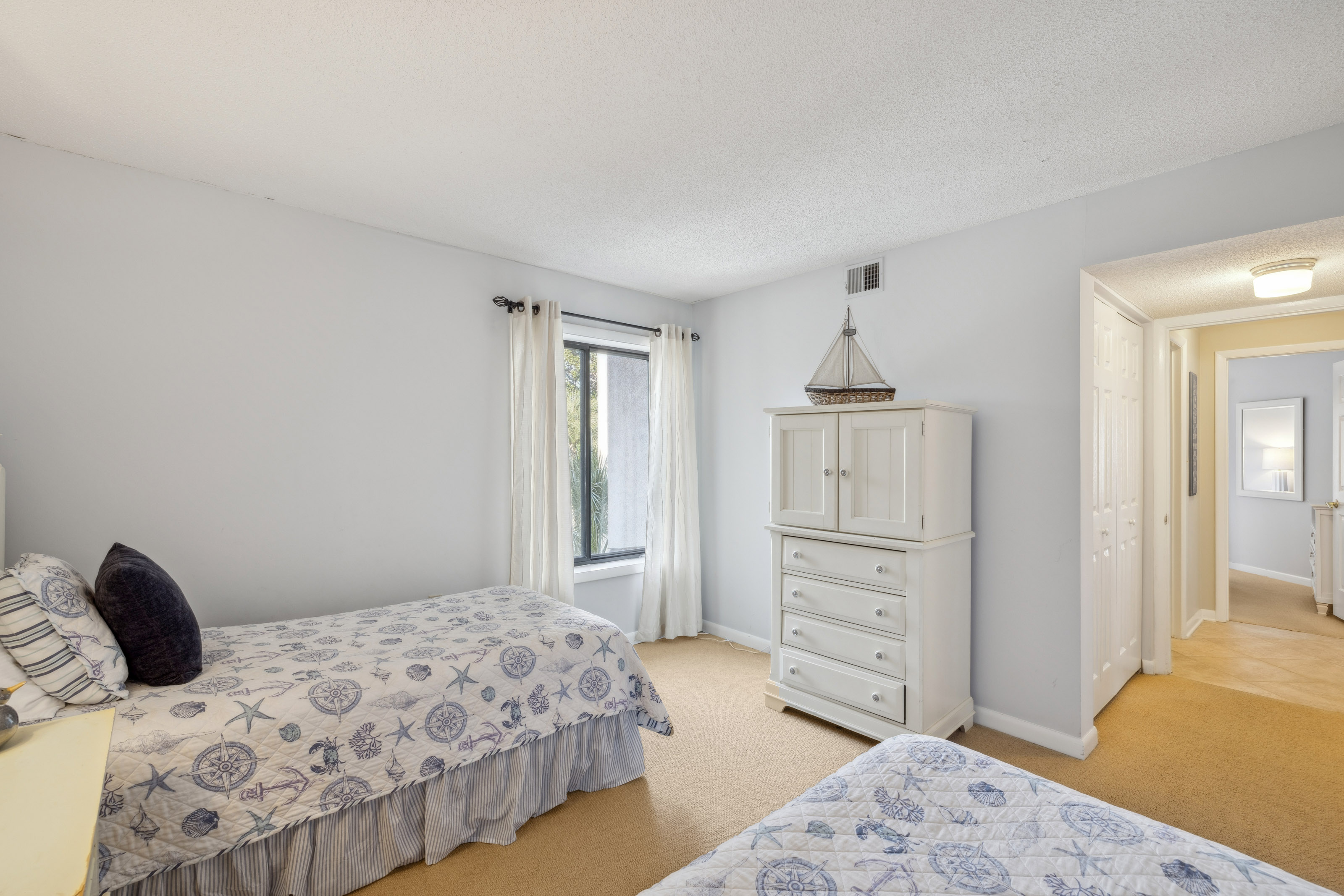 Light Nautical Look In the Bedroom