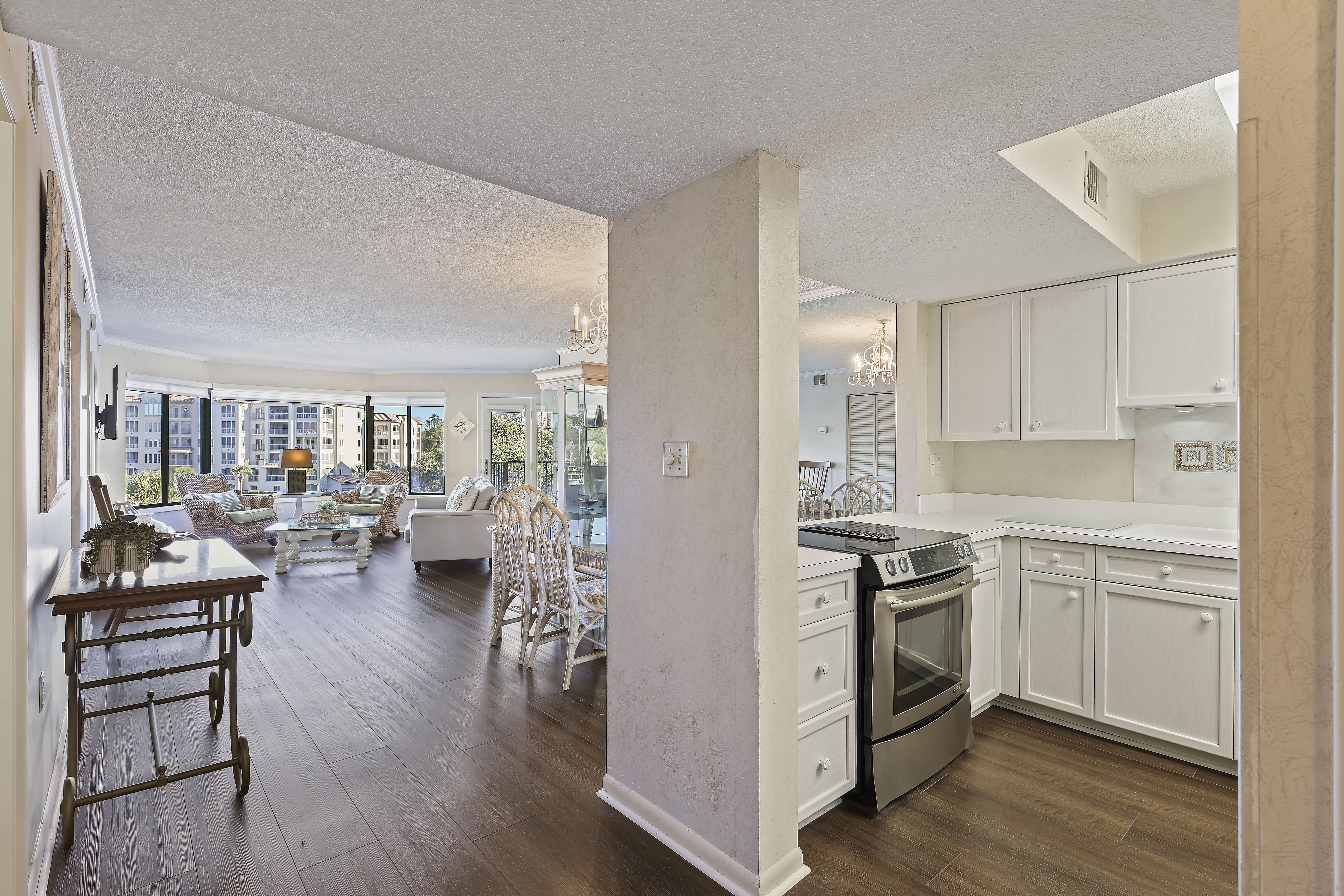 Spacious Entryway with Easy Access to Kitchen