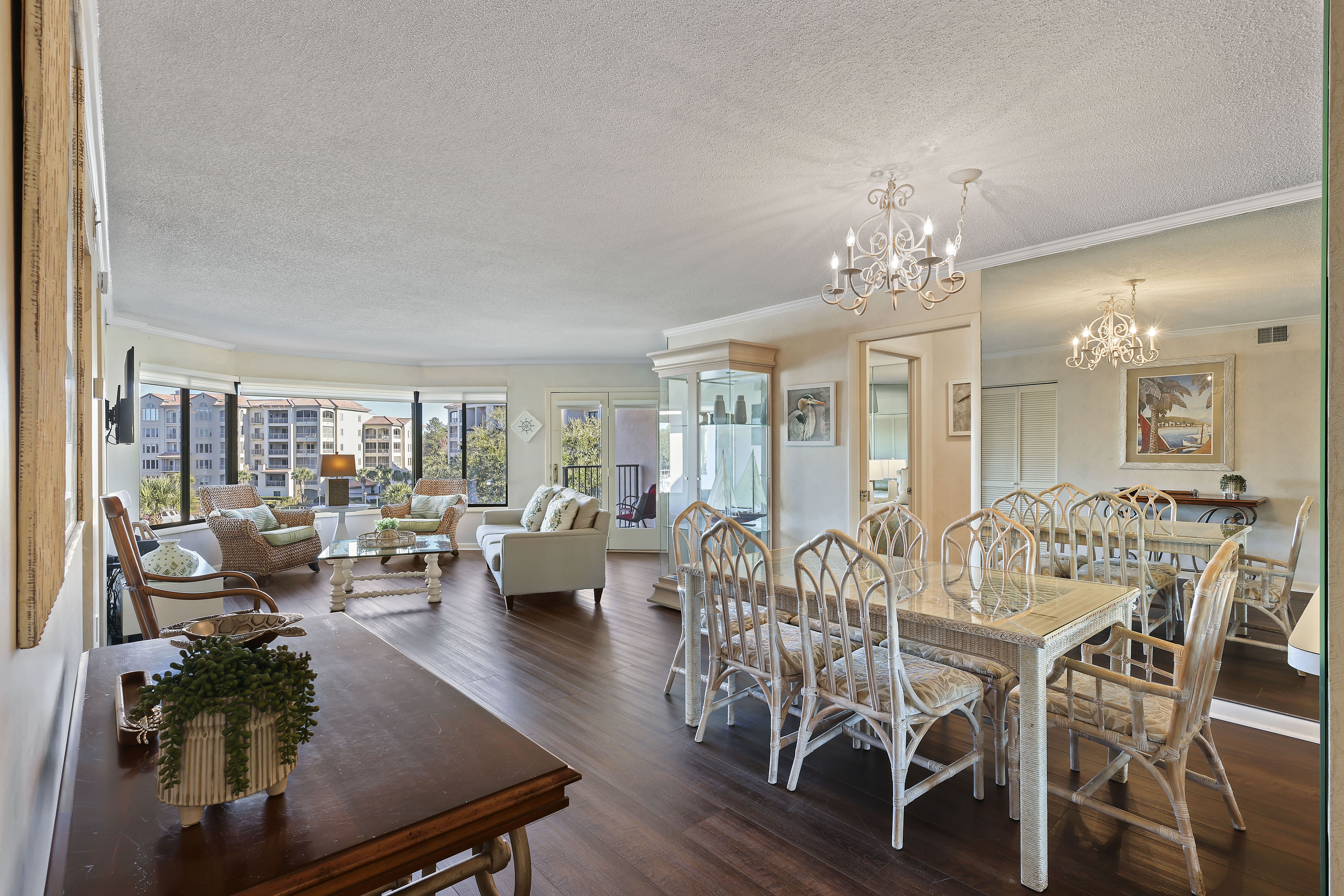 Cozy & Bright Space with Plenty of Sunlight