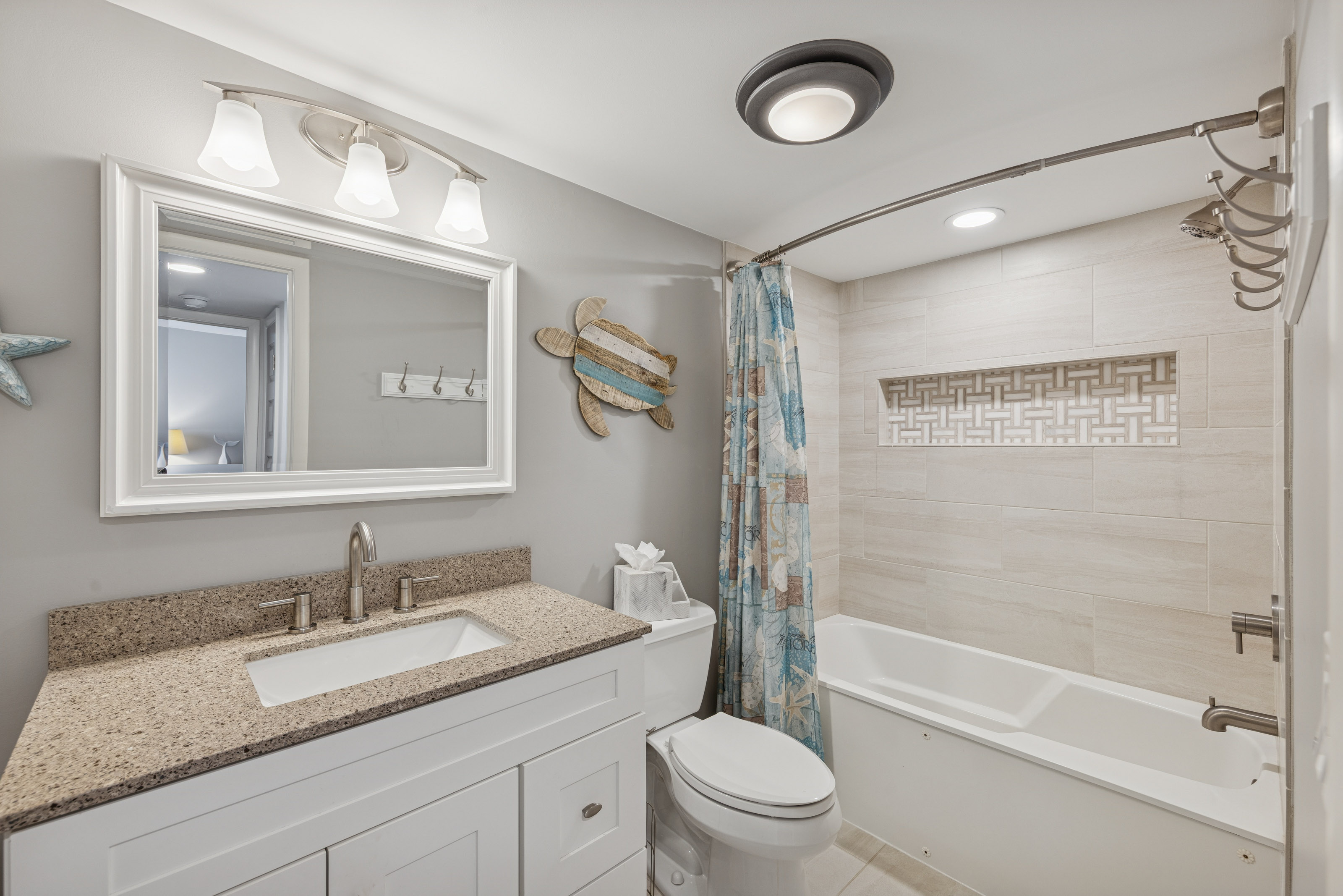 Secondary Bathroom with a Tub