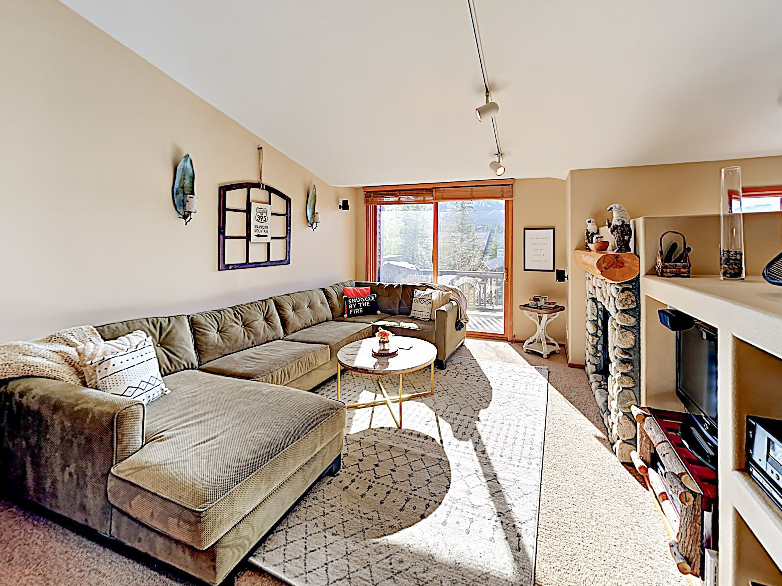 Updated Stylish Condo W Hot Tub