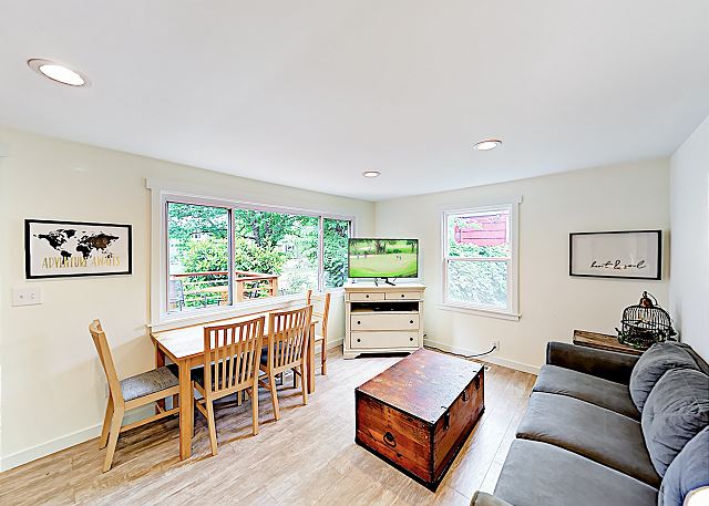 New Listing Quiet Haven W Private Yard Hot Tub Turnkey