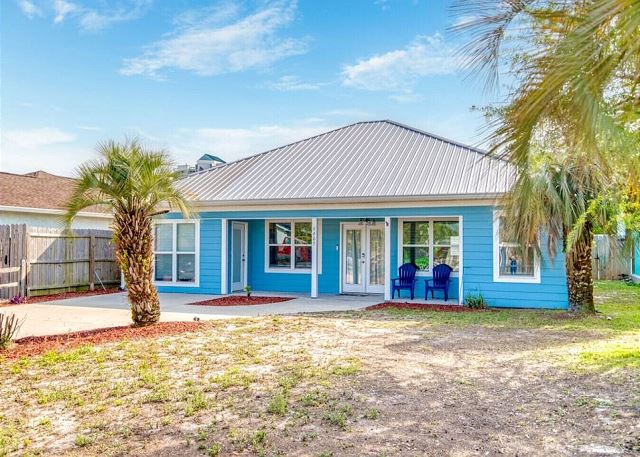 Blue Oasis Private Home | 4 Bedrooms Sleeps 9 | Short Walk to the Beach