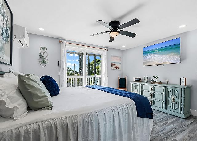 Master Suite With King Bed & Private Deck Sleeps 4 - Just Blocks to the Beach