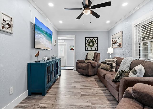 Fun Family Stays - 3 Bedroom Unit  - Sleeps 10 Just Blocks to the Beach