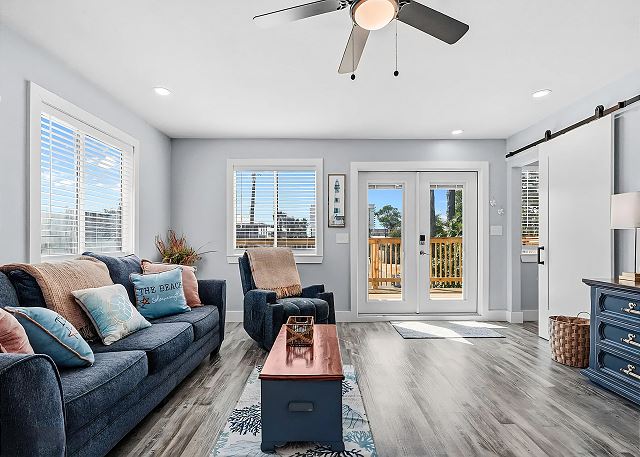 2 Bedroom / 1 Bath Private Lockout - Sleeps 8 - Just Blocks to the Beach 