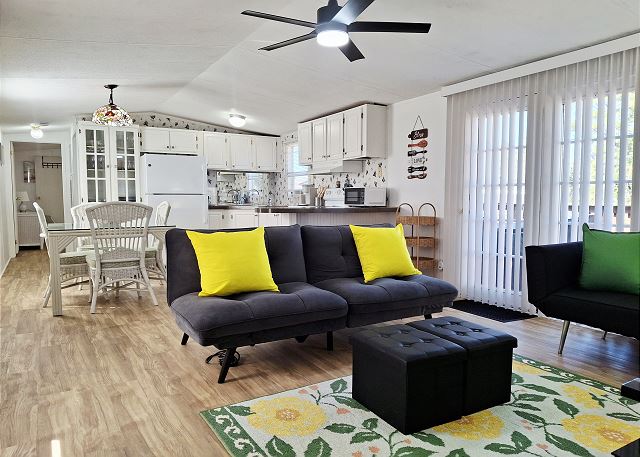 With A Splash - 2 BR/2BA with Shared Pool - Sleeps 4 - Close to the Beach 