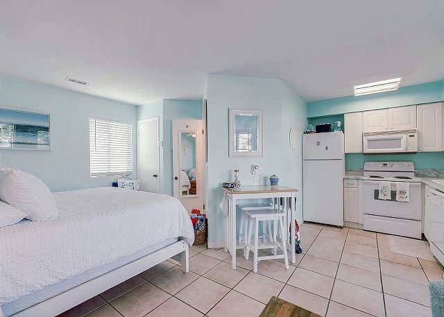 Sand Castle Serenity Studio - Sleeps 4 - Steps to the Beach - No Extra Fees