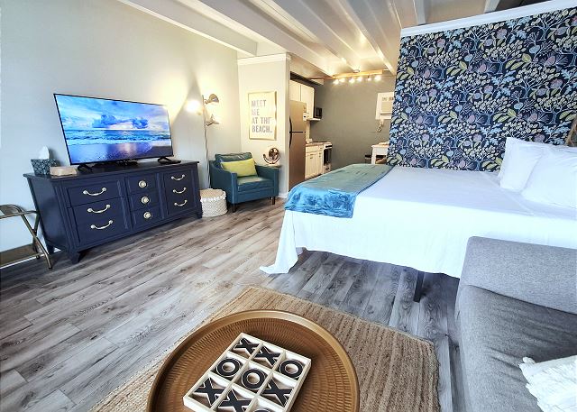 Breezy Bungalow | On The Beach | Sleeps 4 | Stylish Studio | No Resort Fees