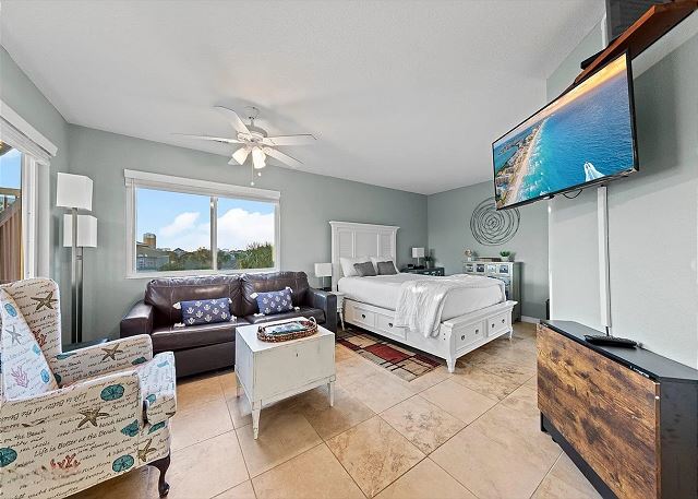 Sand Castle Escape Studio - Sleeps 4 - Steps to the Beach - No Extra Fees