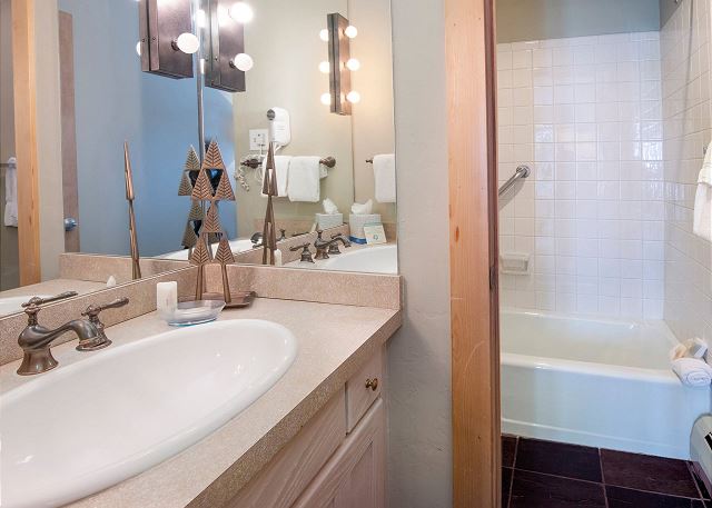 Westwind 208B Hotel Room in Lionshead Village 3