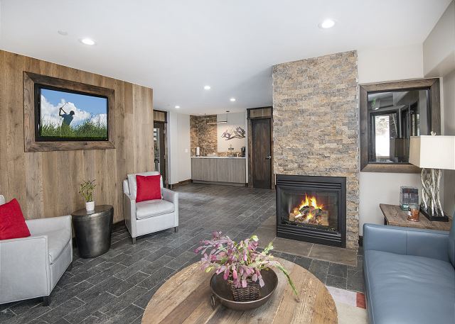 Westwind 208B Hotel Room in Lionshead Village 5