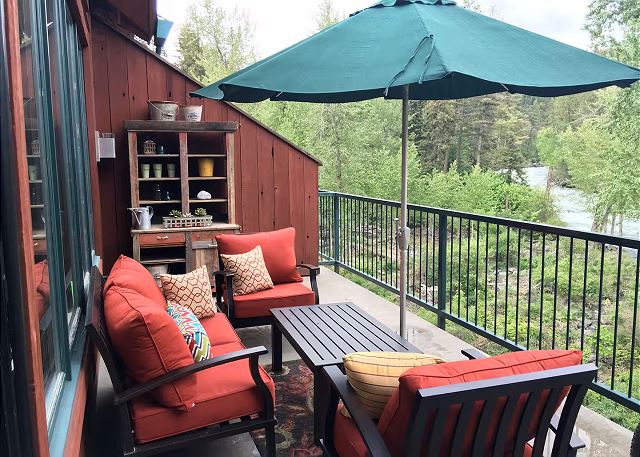 Riverwatch Landing- Beautiful condo in heart of Bigfork