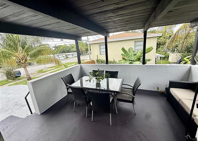 731 Hallandale Hangout