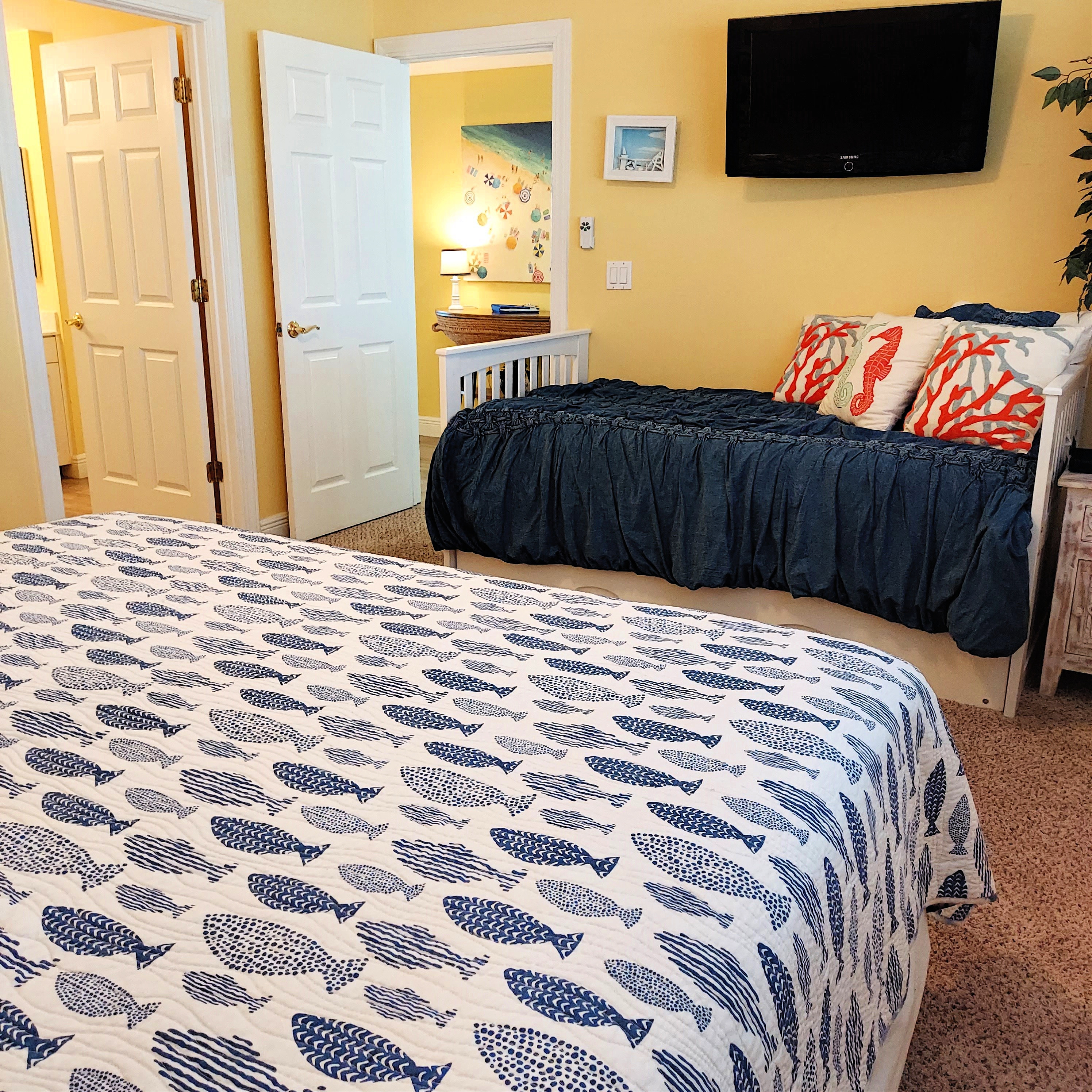 King Bed with Trundle/Twin/32 Inch TV