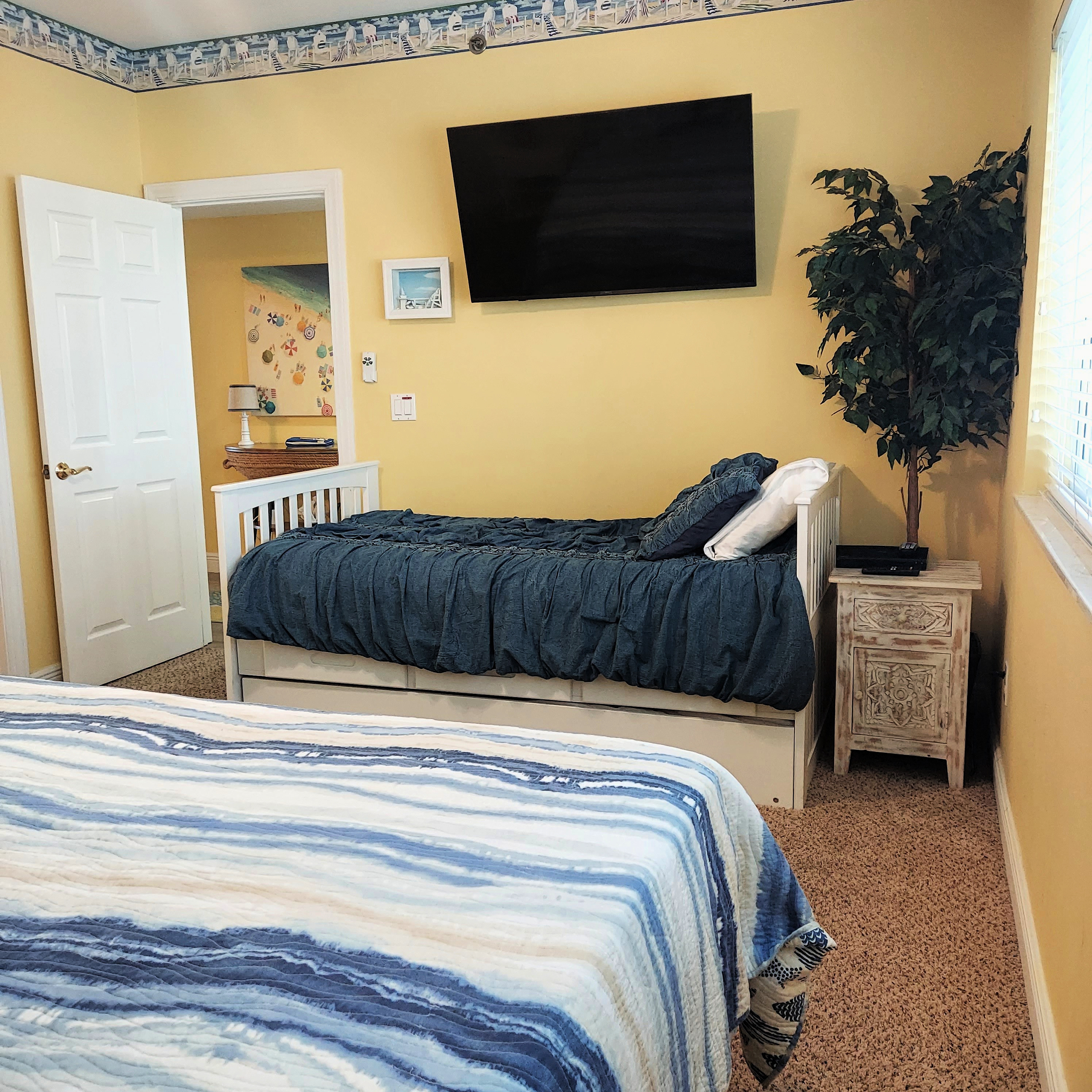 King Bed with Trundle/Twin/32 Inch TV