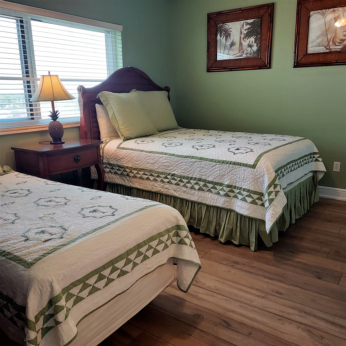 Queen Bed with Twin Bed