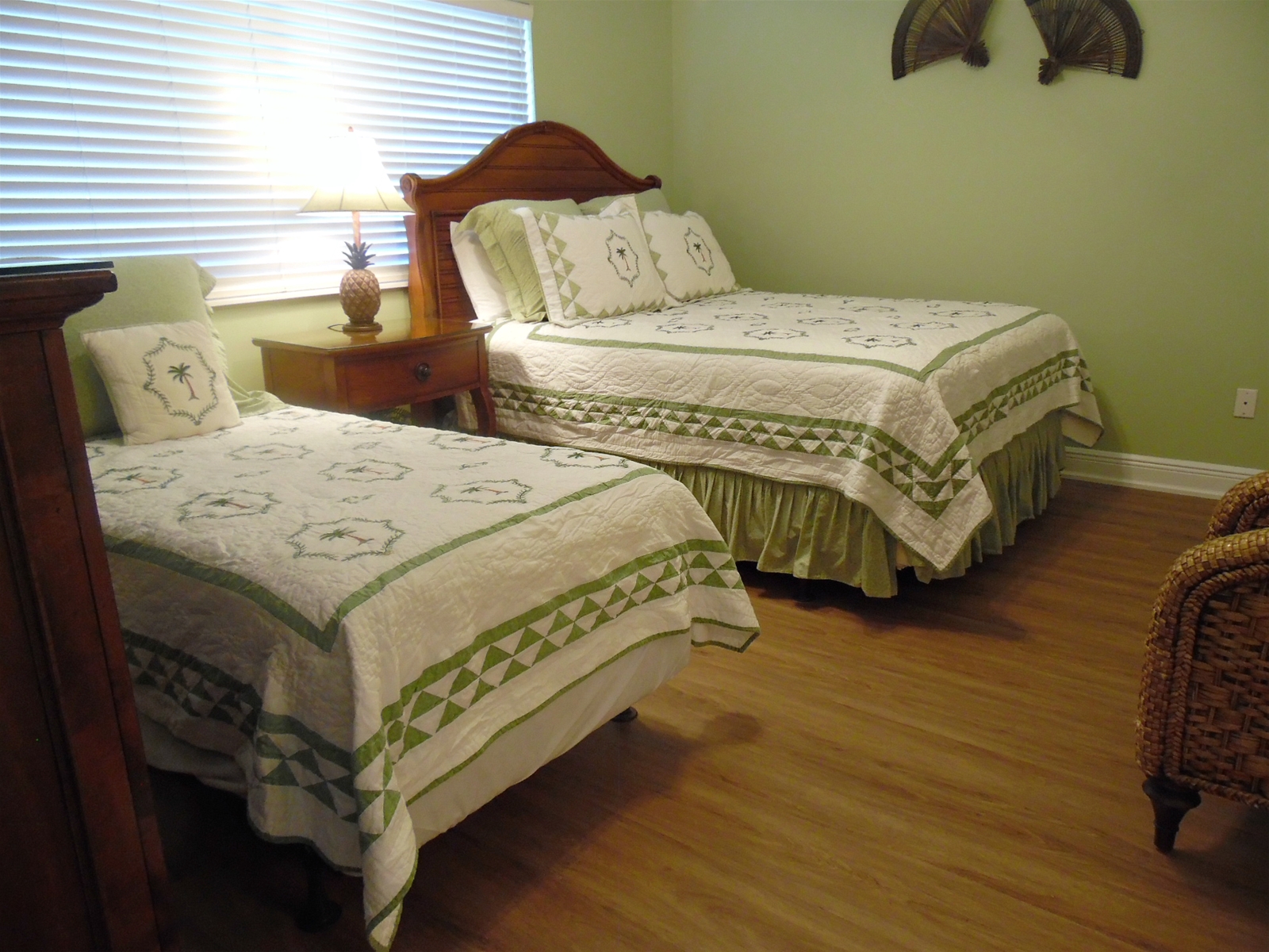 Queen Bed with Twin Bed