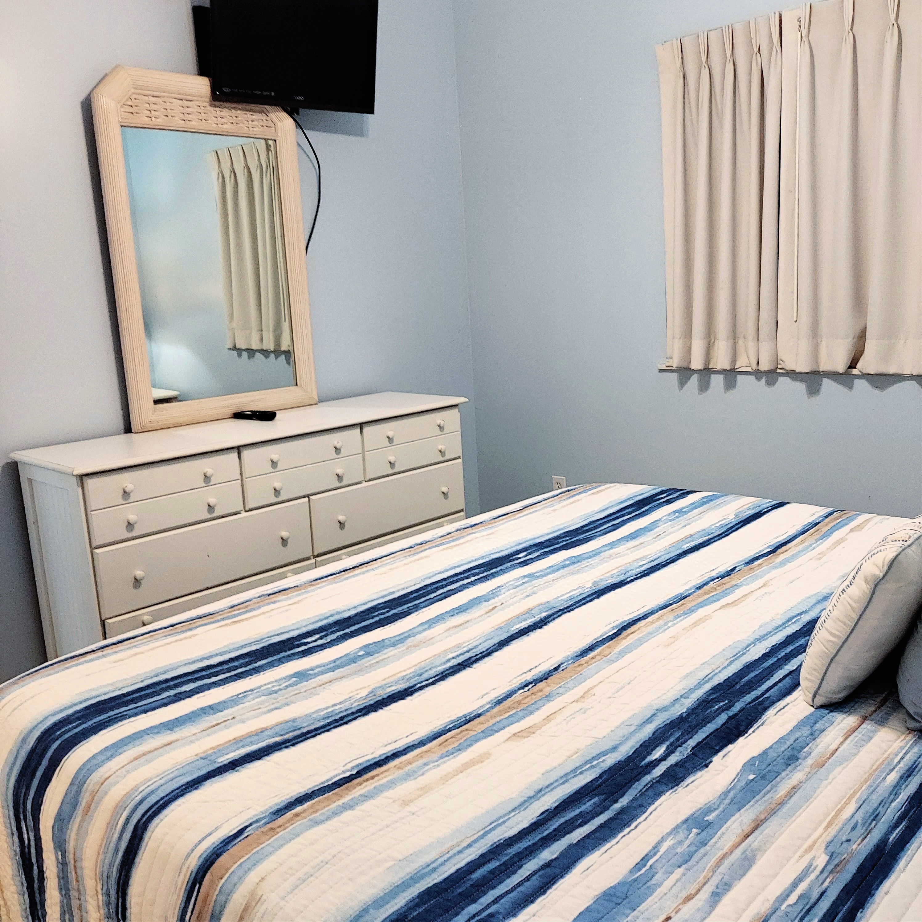 King Bedroom 32 Inch TV