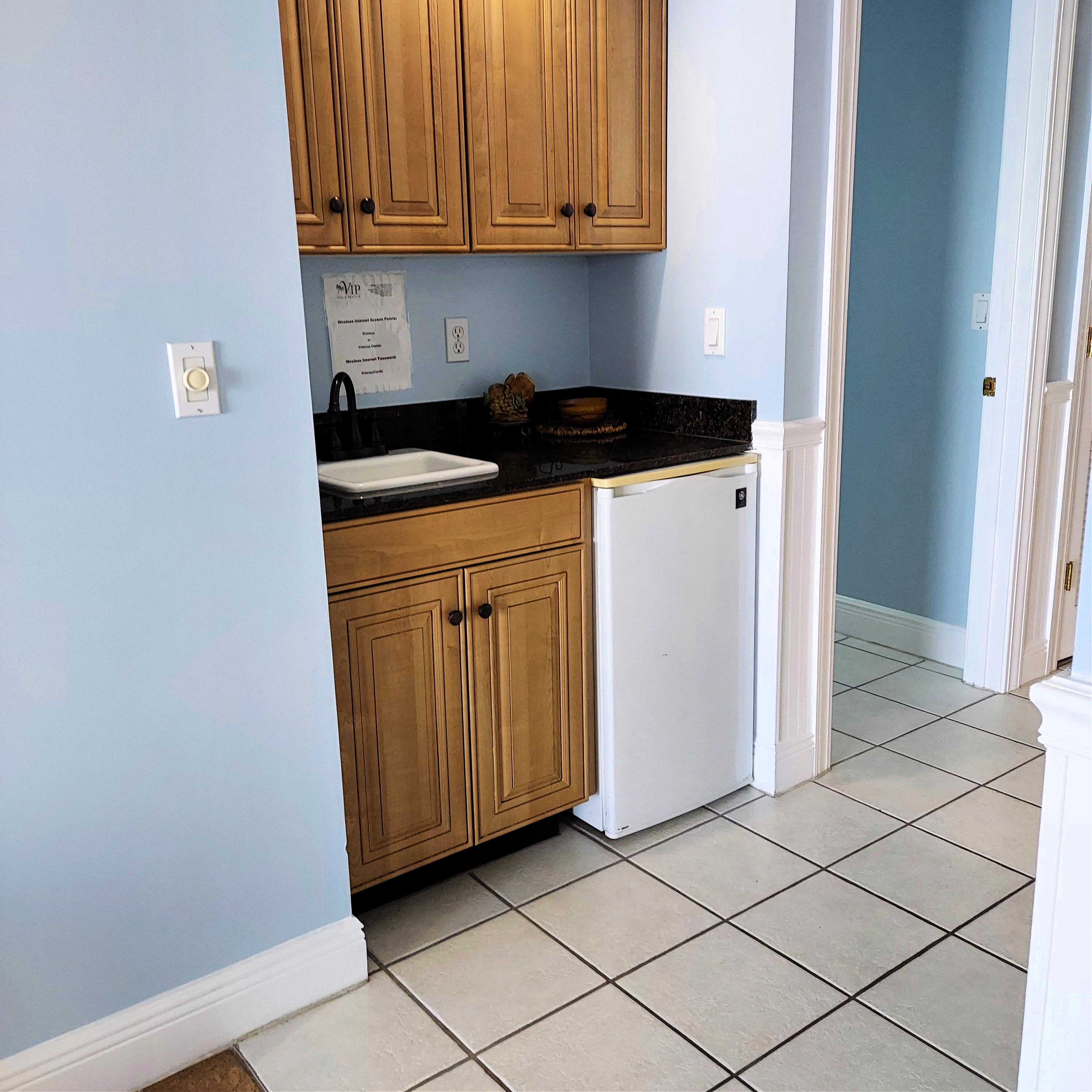 Wet Bar with Minifridge