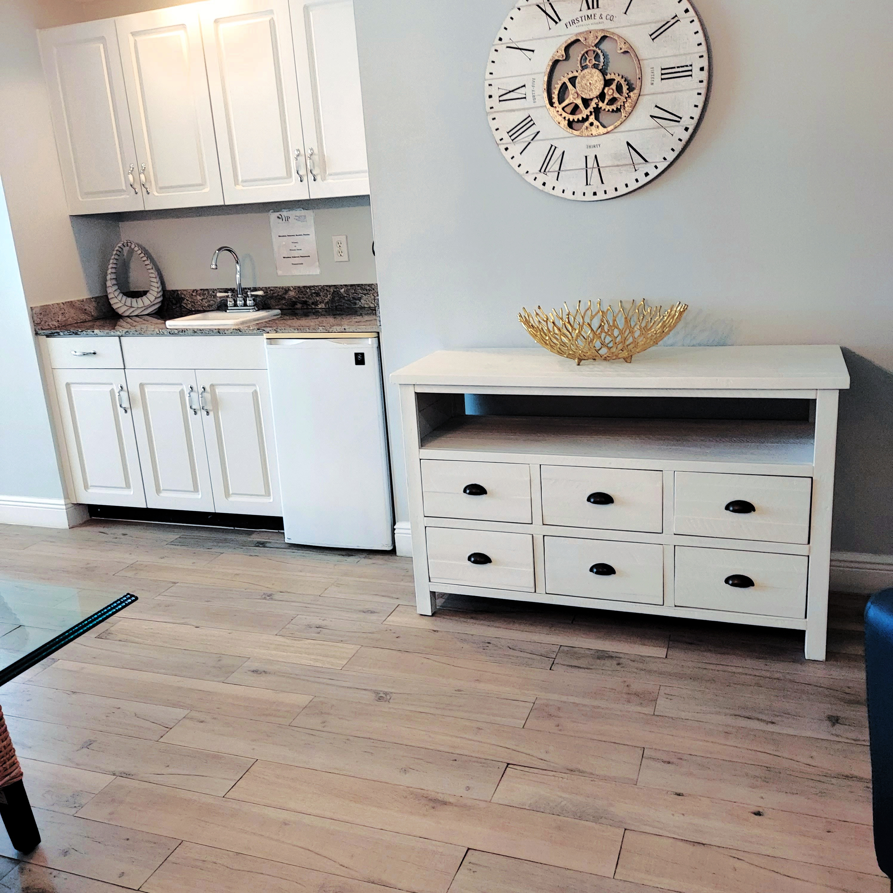 Wet Bar with Minifridge