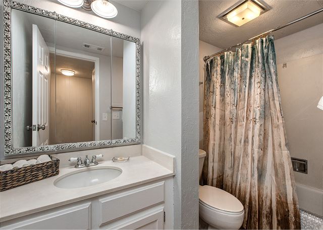 Shared Bathroom 2 with Tub/Shower Combo