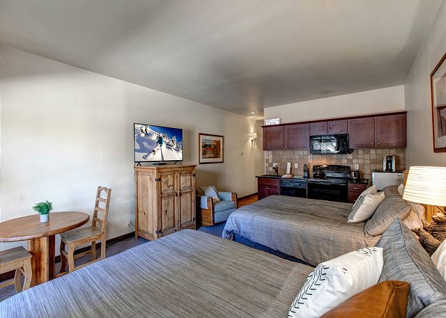 Downtown Studio with 2 Queen Beds, 50" Smart TV with Built in Roku, Dining Area, Full Kitchen and Full Bathroom